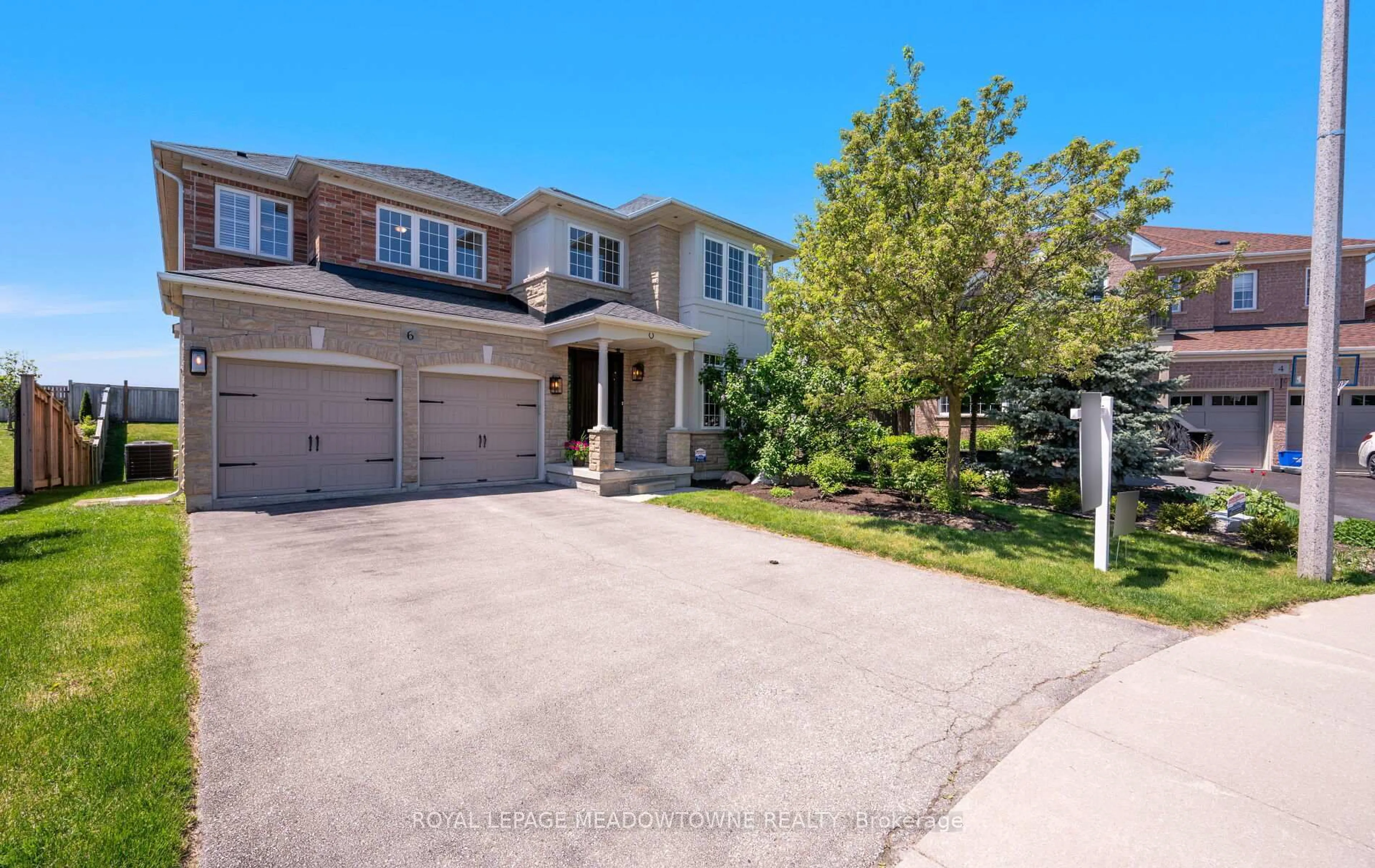 A pic from outside/outdoor area/front of a property/back of a property/a pic from drone, street for 6 Xavier Crt, Brampton Ontario L6Y 5S1