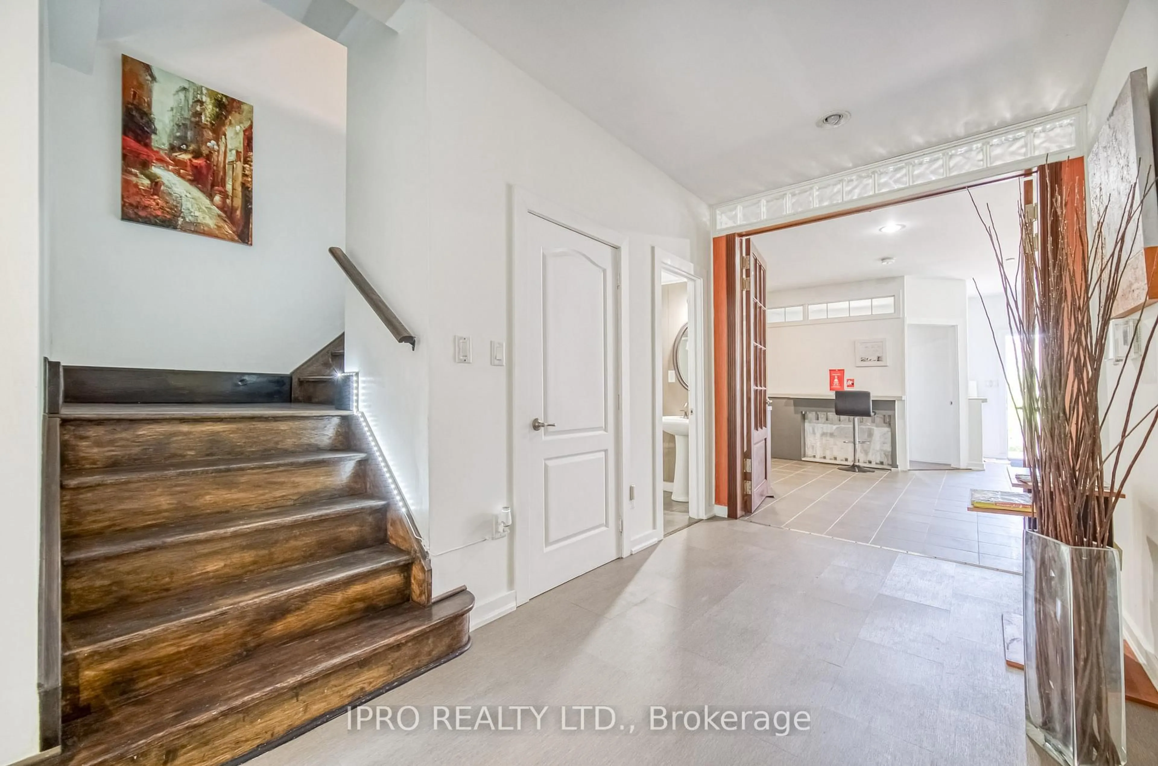 Indoor entryway for 239 Assiniboine Rd, Toronto Ontario M3J 0E3