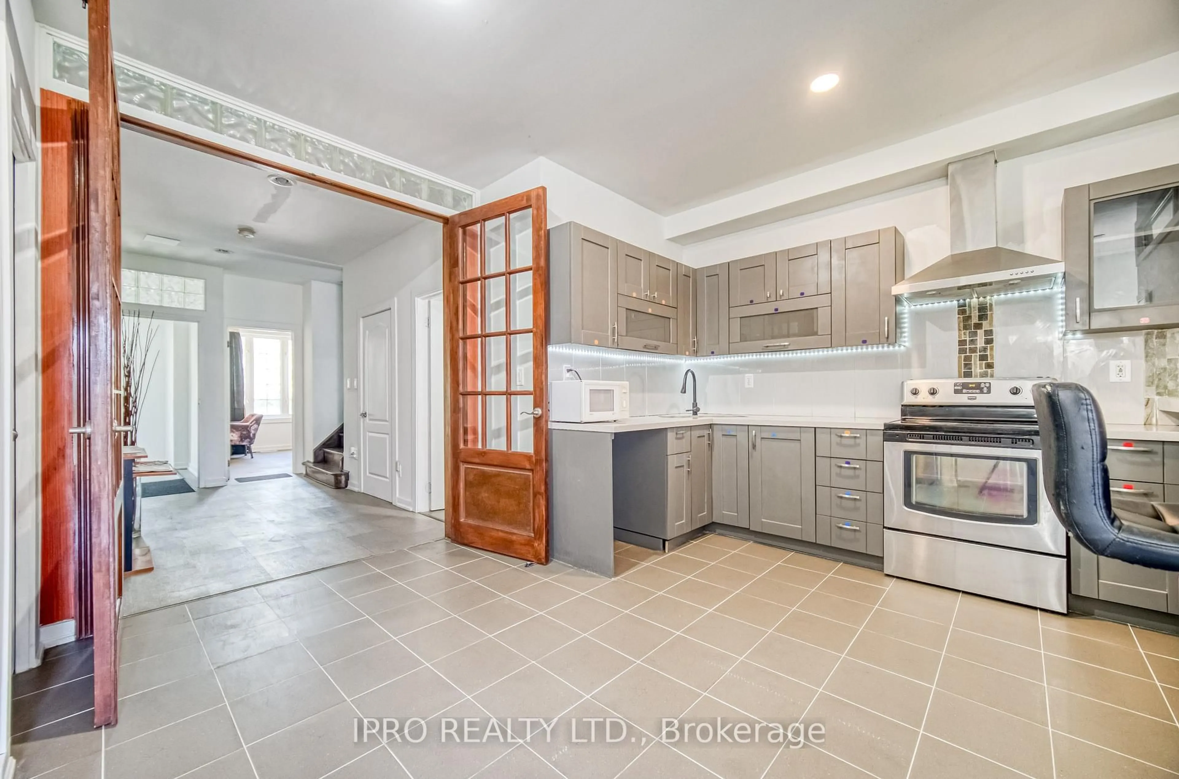 Open concept kitchen, ceramic/tile floor for 239 Assiniboine Rd, Toronto Ontario M3J 0E3
