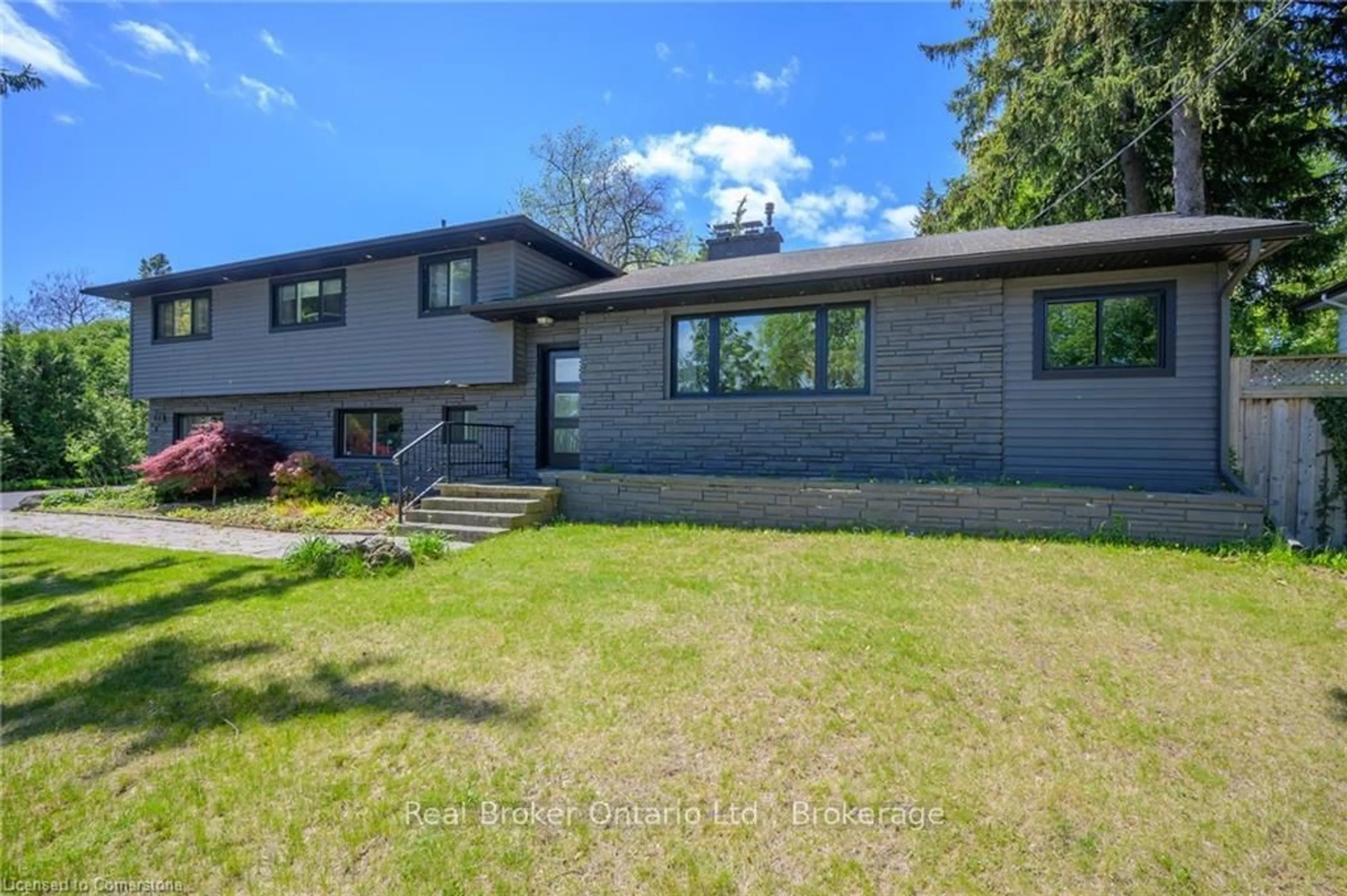 A pic from outside/outdoor area/front of a property/back of a property/a pic from drone, unknown for 614 Gayne Blvd, Burlington Ontario L7T 3V6