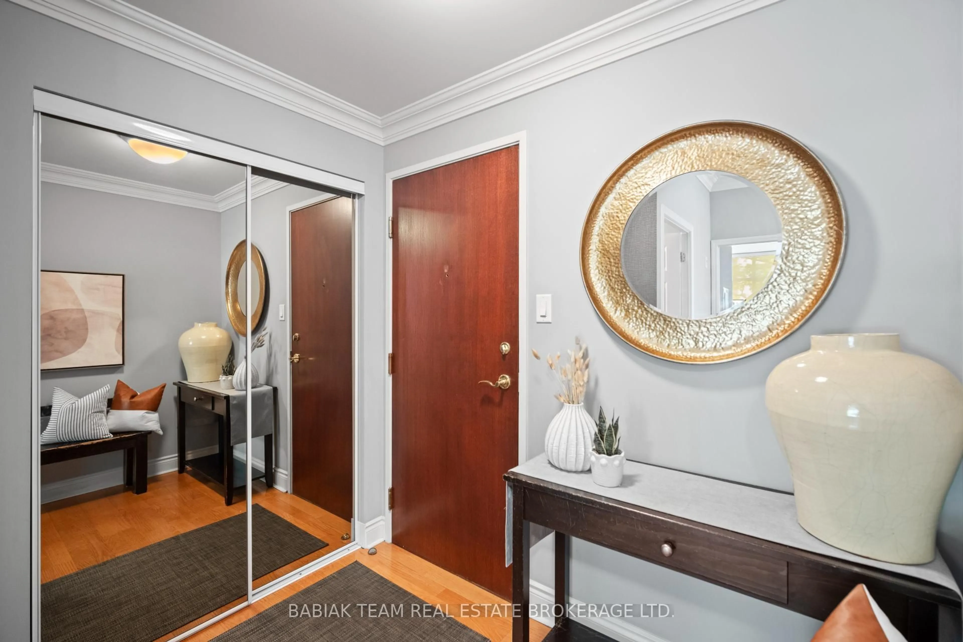 Indoor entryway for 2511 Bloor St #304, Toronto Ontario M6S 5A6