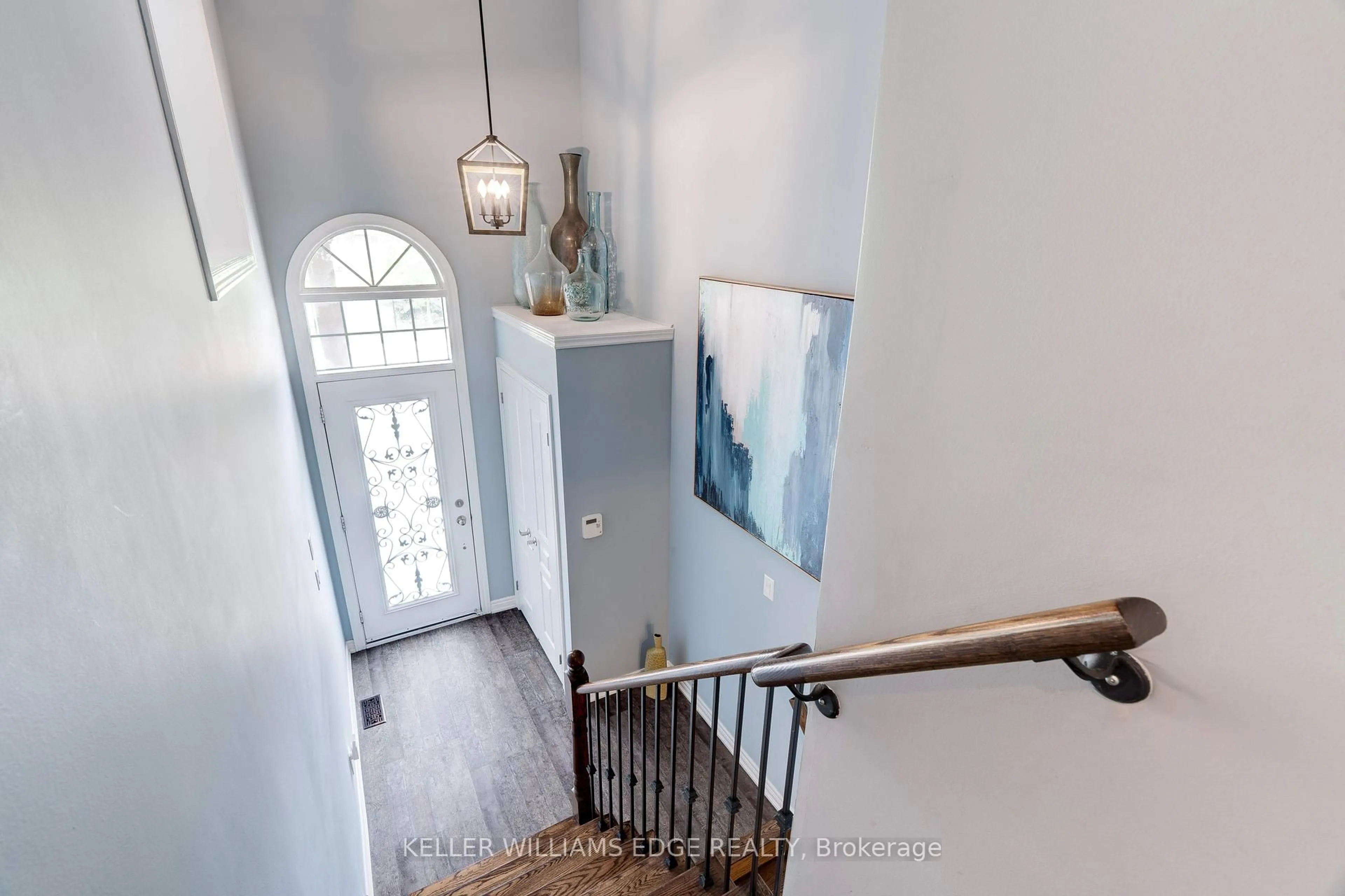 Indoor entryway for 230 Paisley Blvd #5, Mississauga Ontario L5B 0C5