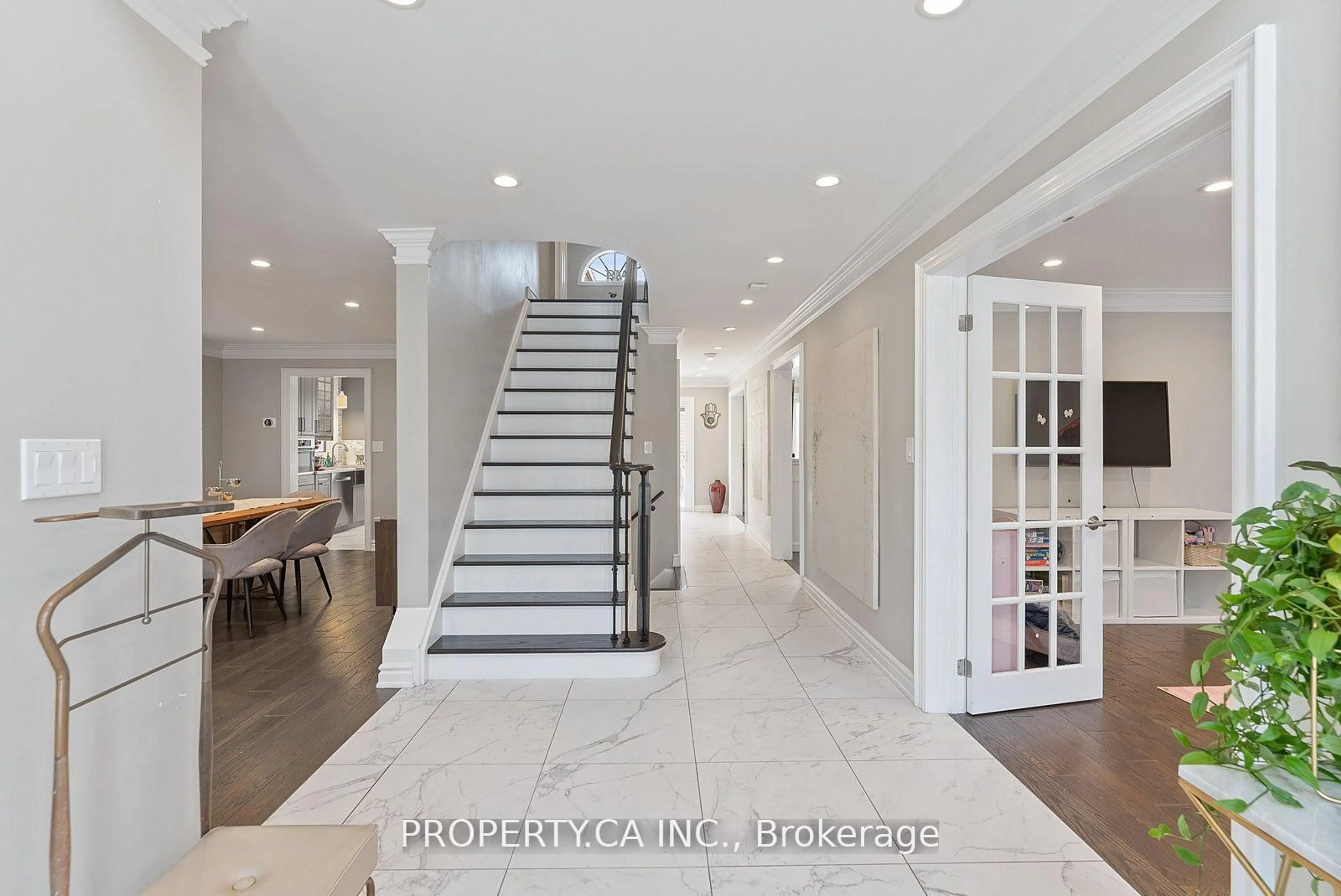 Indoor entryway for 2057 Peak Pl, Oakville Ontario L6H 5T1