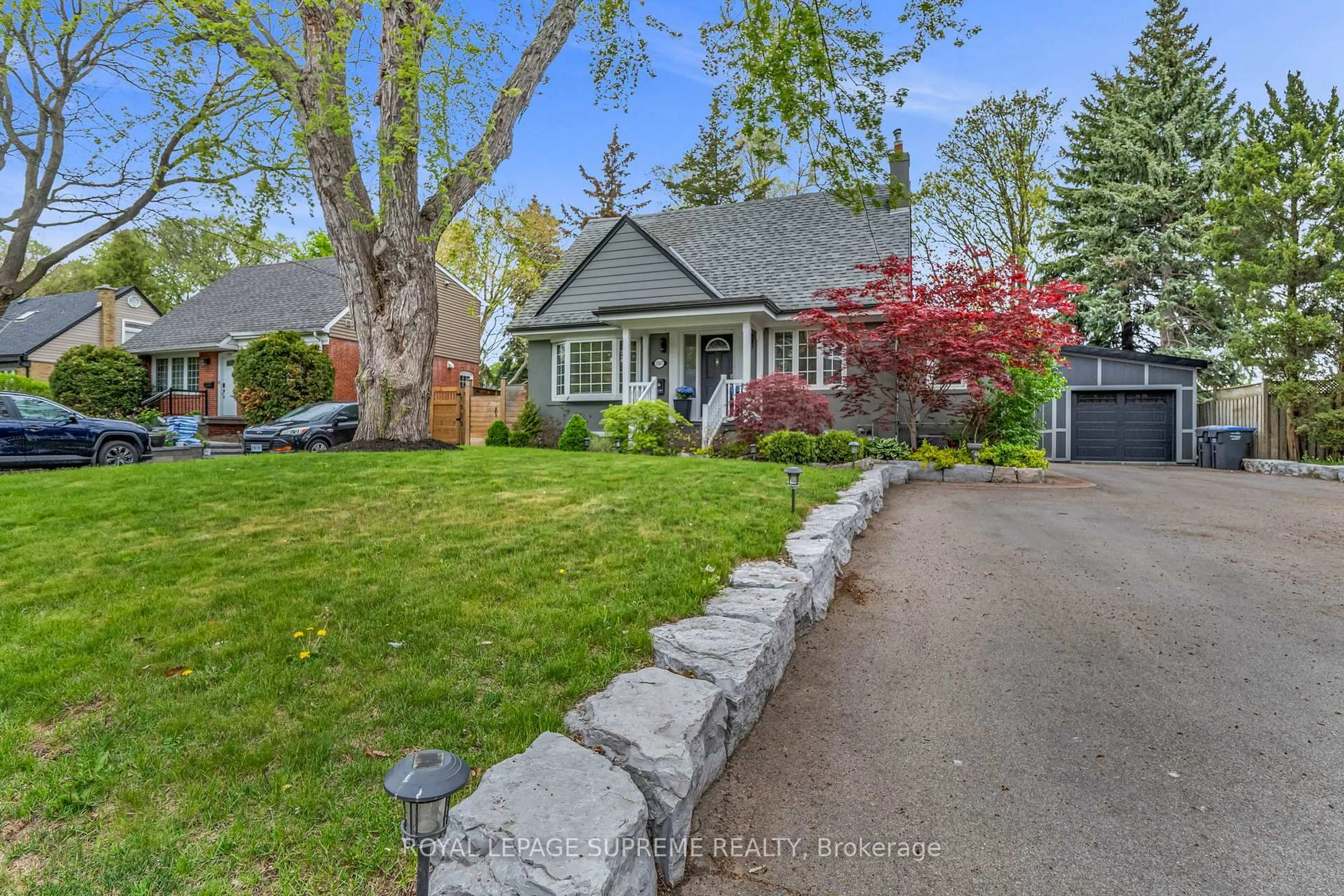 A pic from outside/outdoor area/front of a property/back of a property/a pic from drone, street for 1547 Alexandra Blvd, Mississauga Ontario L5E 2B5