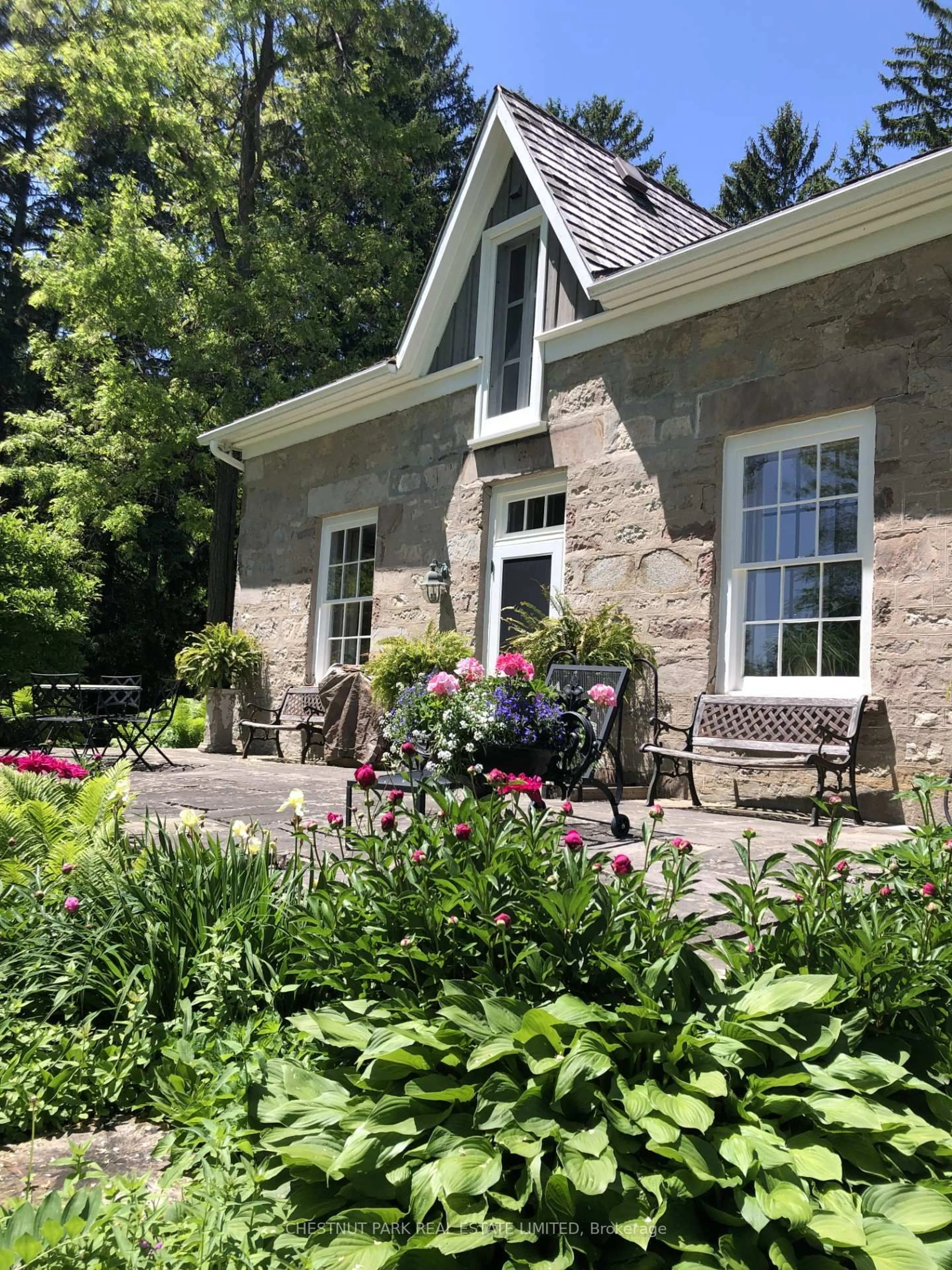 Patio, unknown for 16261 Shaws Creek Rd, Caledon Ontario L7C 1V9