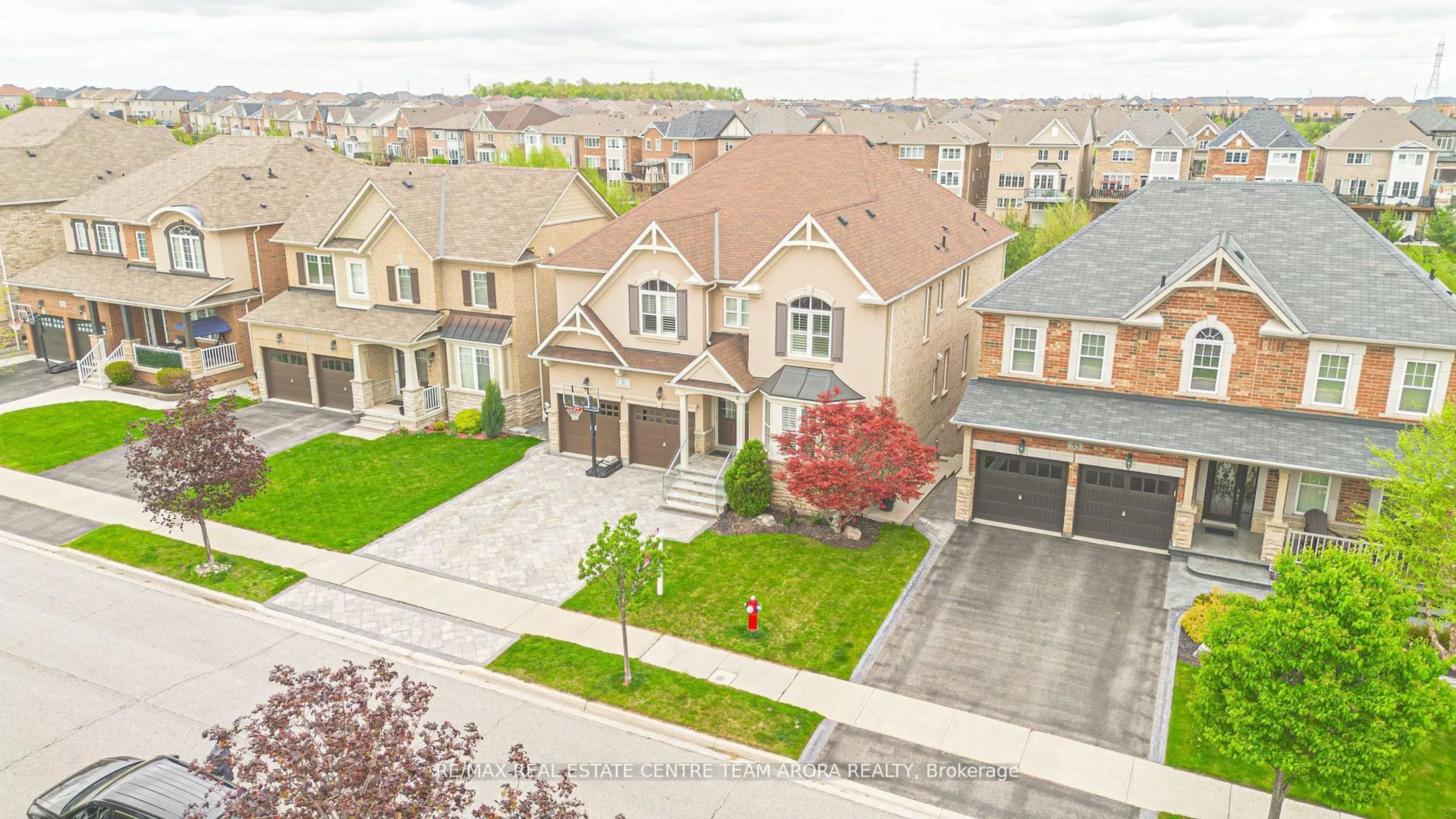 A pic from outside/outdoor area/front of a property/back of a property/a pic from drone, street for 35 Pathway Dr, Brampton Ontario L6X 0Z7