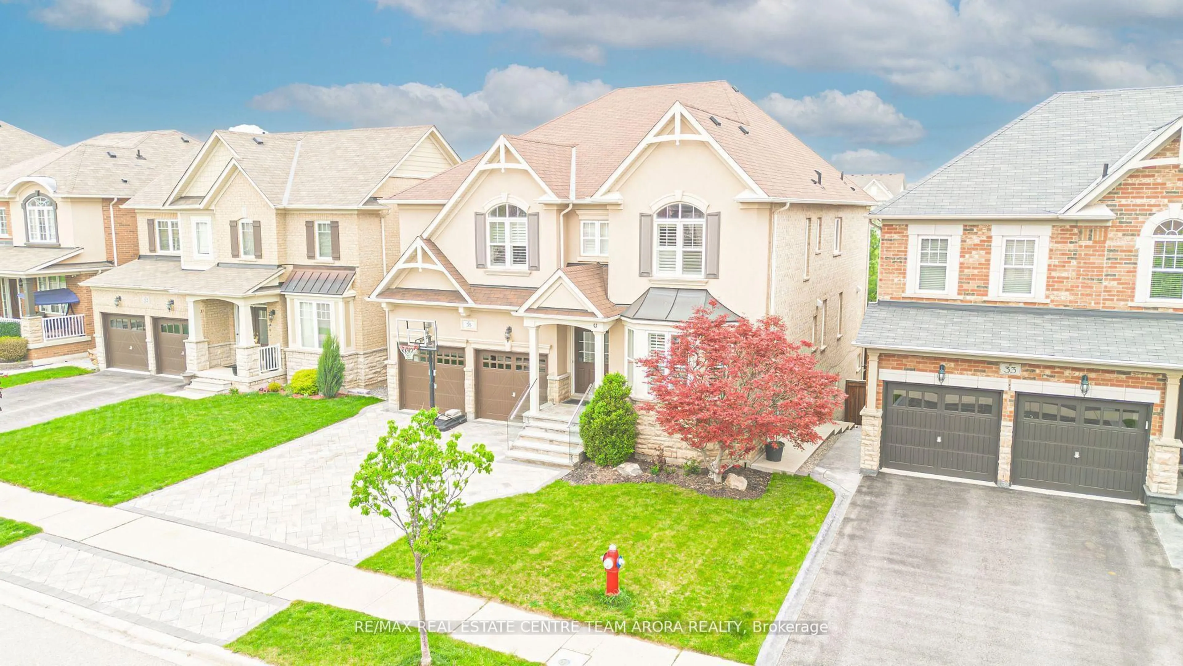 A pic from outside/outdoor area/front of a property/back of a property/a pic from drone, street for 35 Pathway Dr, Brampton Ontario L6X 0Z7