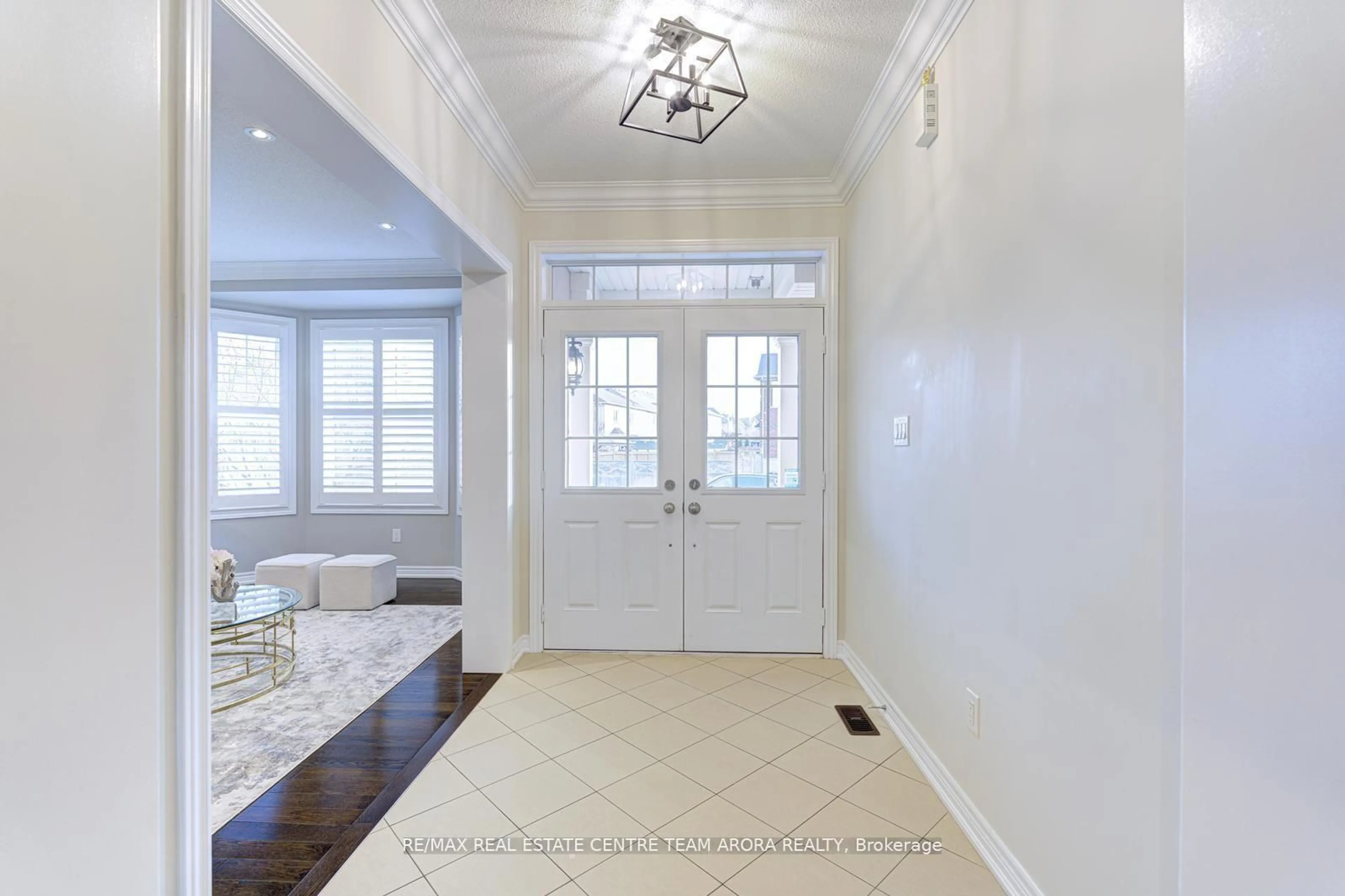 Indoor entryway for 35 Pathway Dr, Brampton Ontario L6X 0Z7