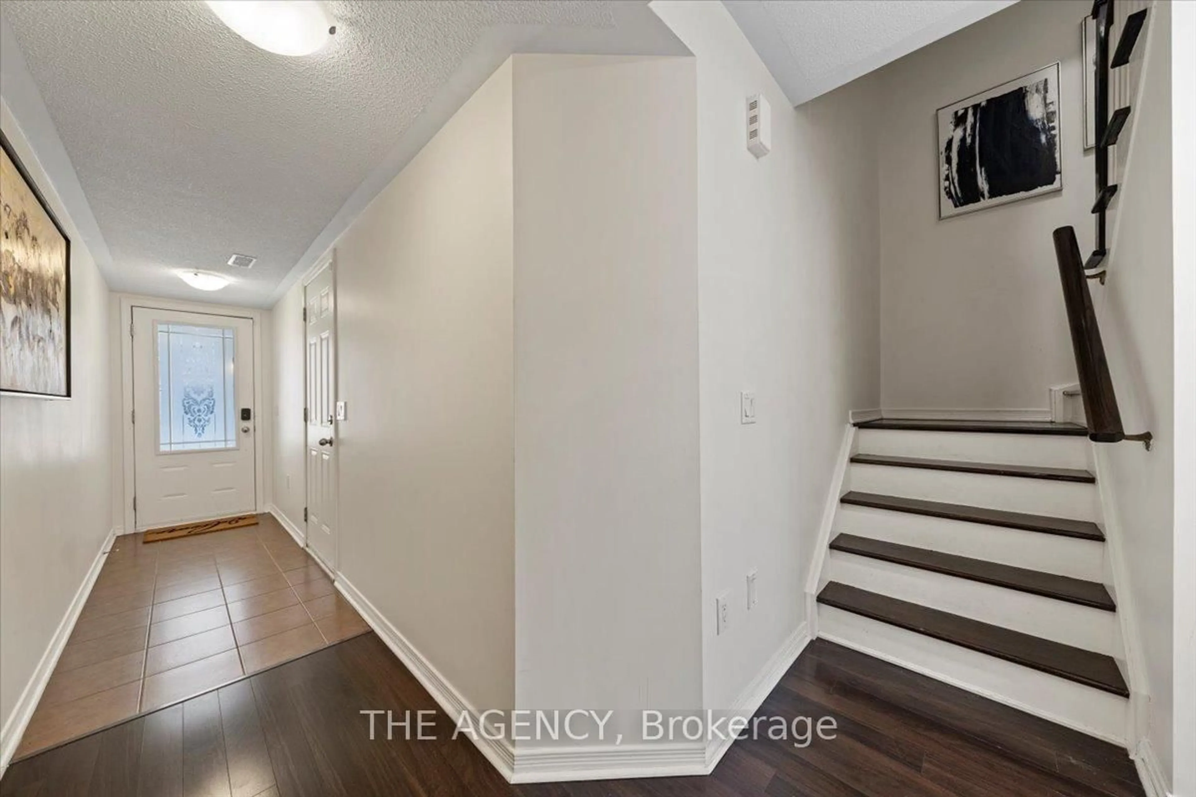 Indoor entryway for 6625 Falconer Dr #49, Mississauga Ontario L5N 0C7