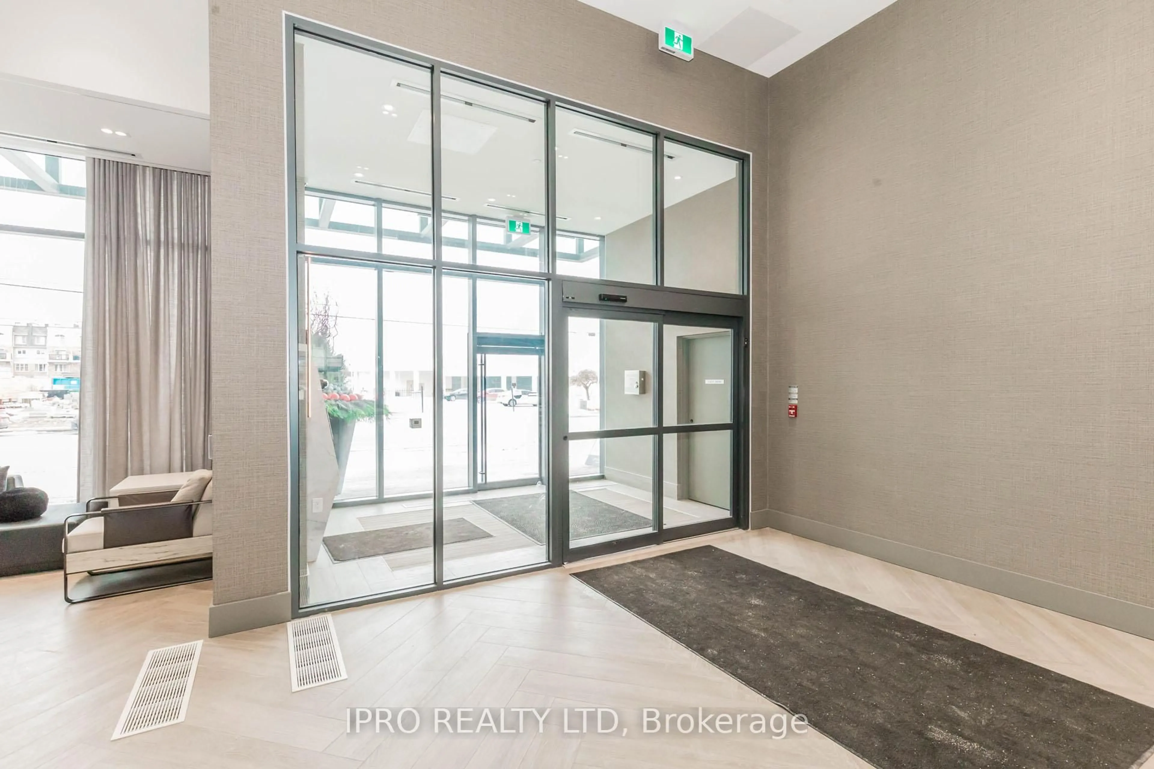 Indoor foyer for 2450 OLD BRONTE Rd #723, Oakville Ontario L6M 5P6