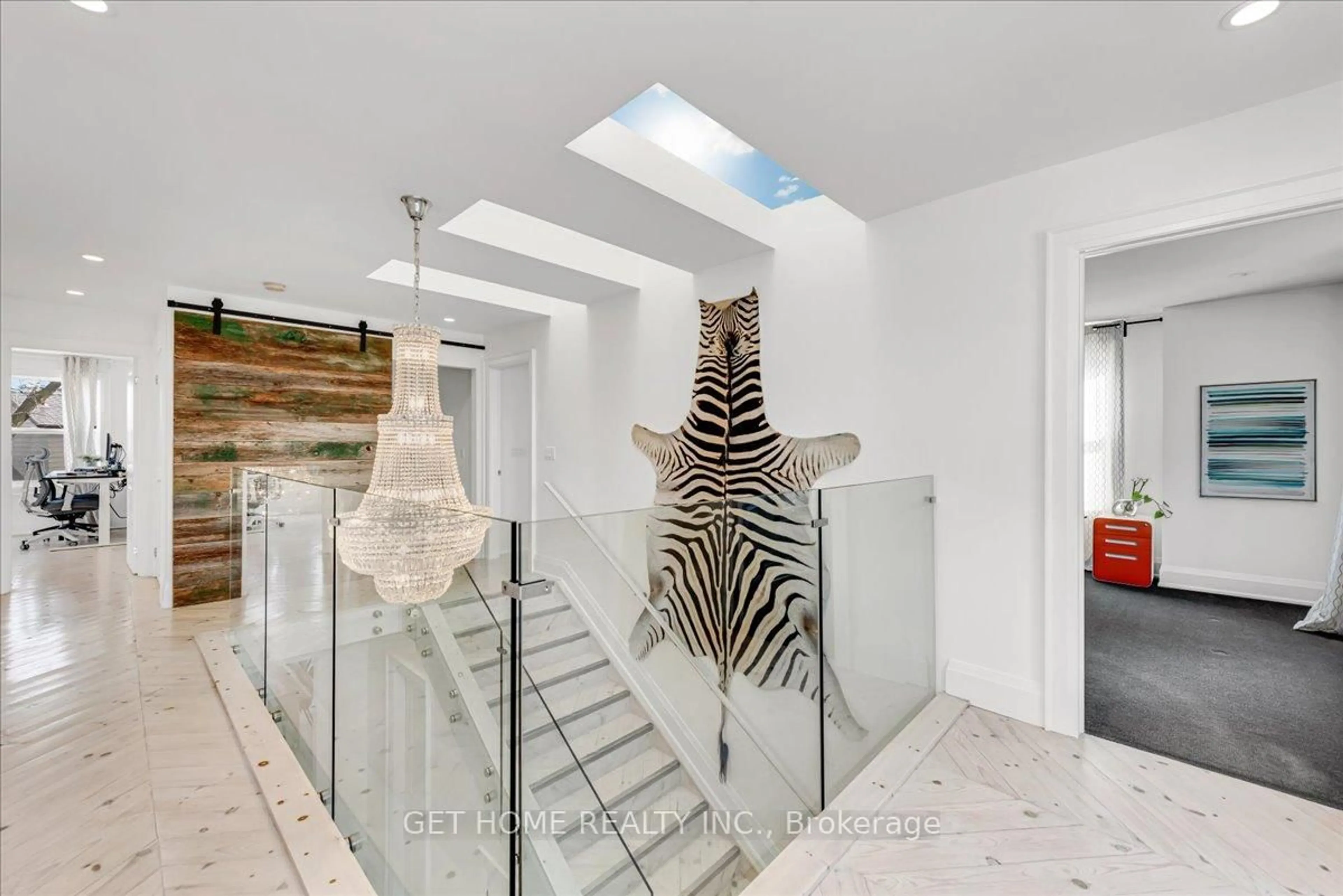 Indoor foyer for 564 Brock Crt, Milton Ontario L9T 3B2