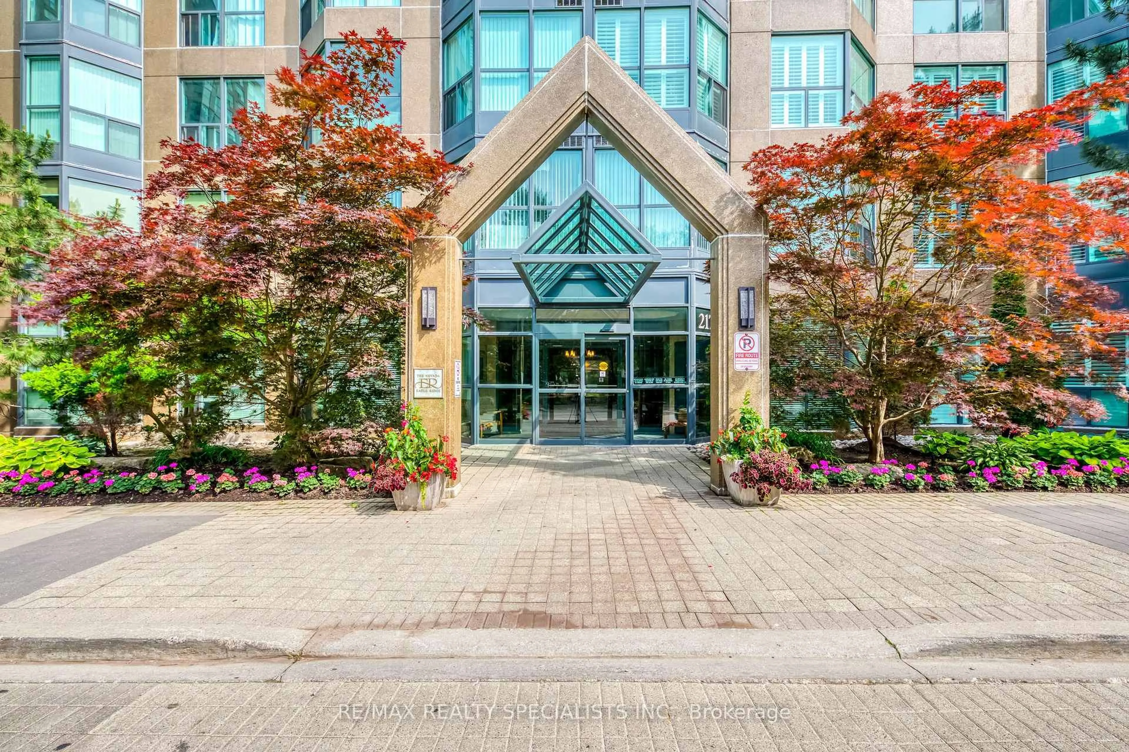Indoor foyer for 2177 Burnhamthorpe Rd #1807, Mississauga Ontario L5L 5P9
