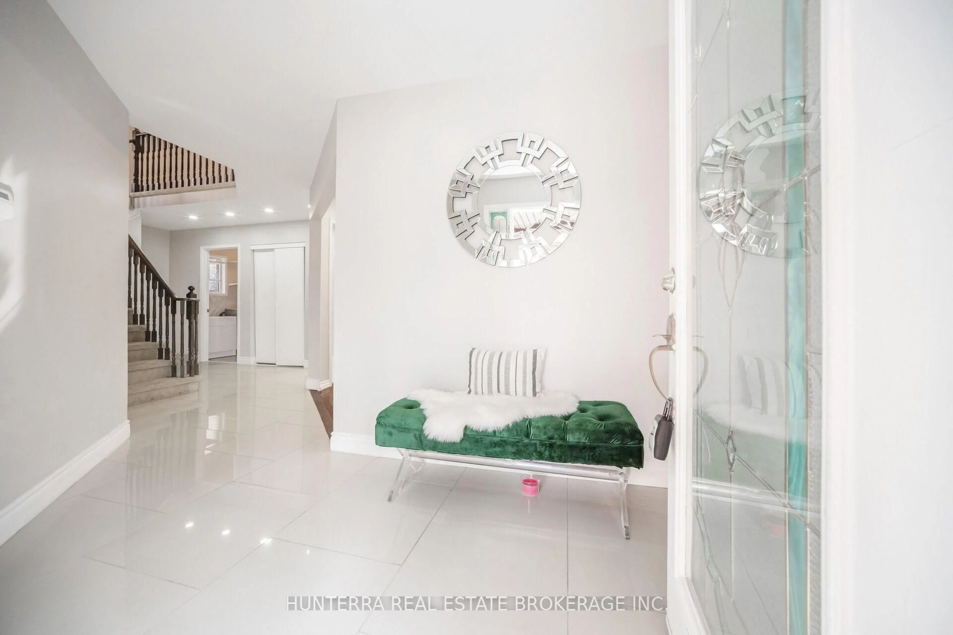 Indoor foyer for 38 Pebblestone Circ, Brampton Ontario L6X 4N2