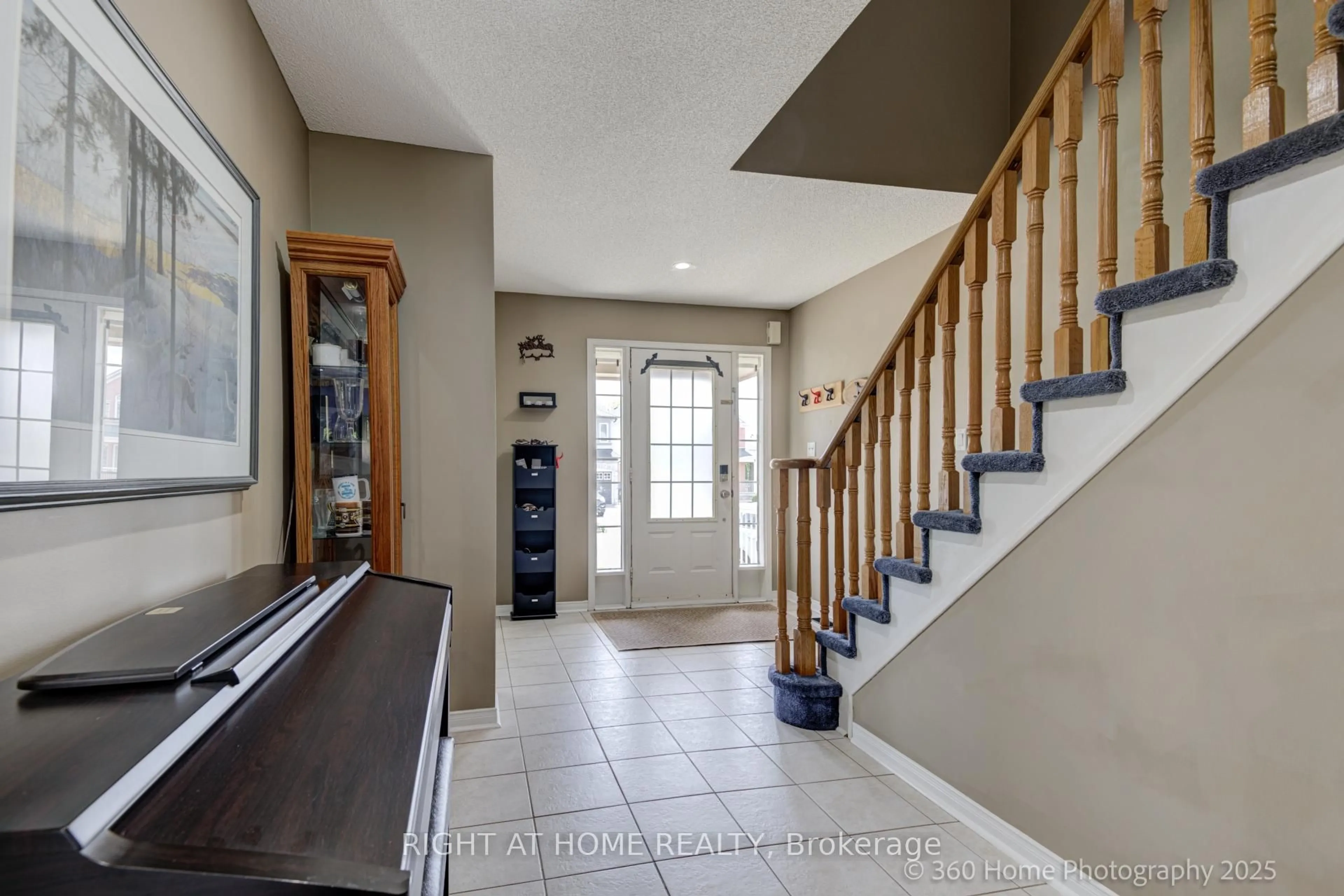 Indoor entryway for 1019 Zimmerman Cres, Milton Ontario L9T 5S6