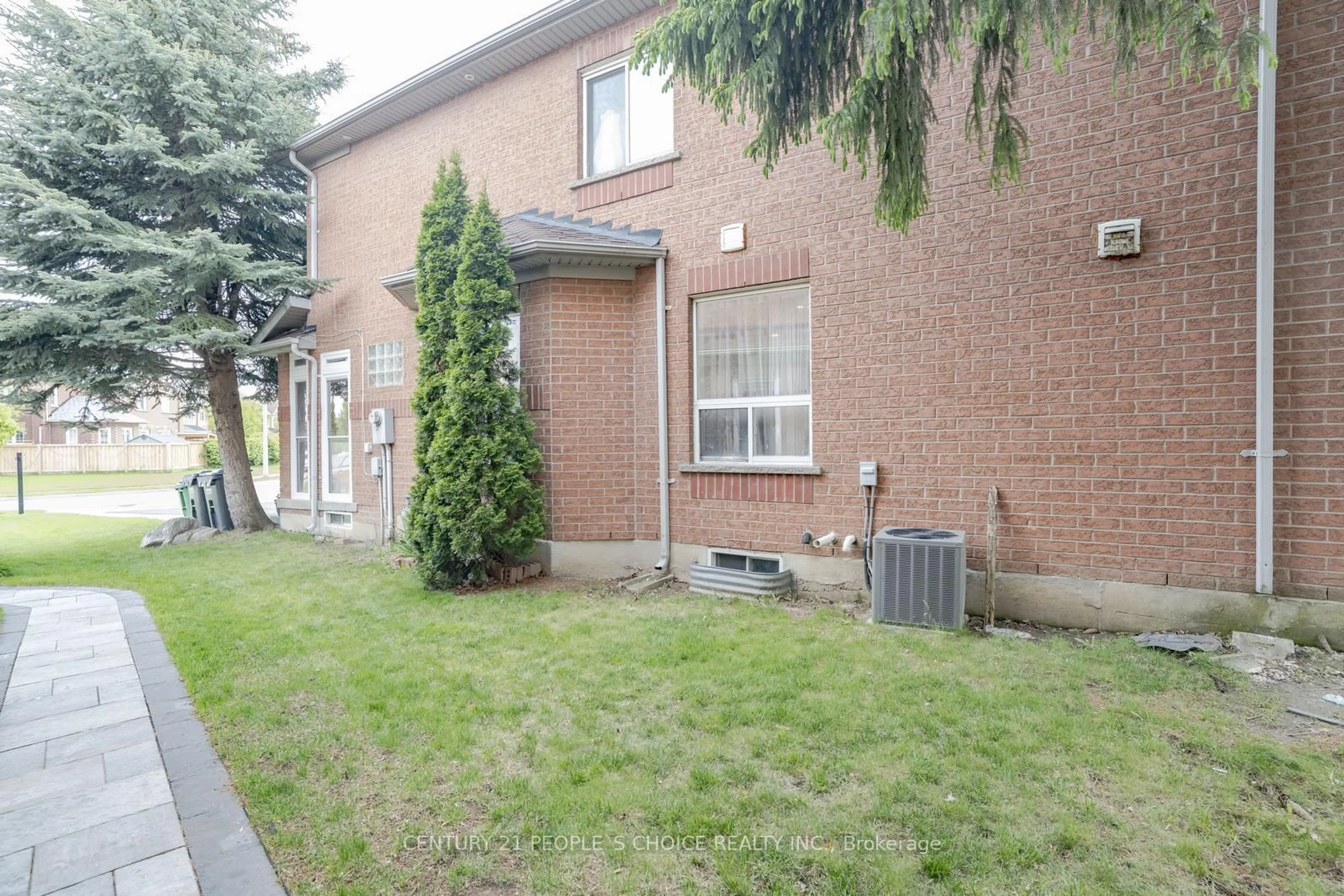 Patio, street for 32 Pressed Brick Dr, Brampton Ontario L6V 4K3