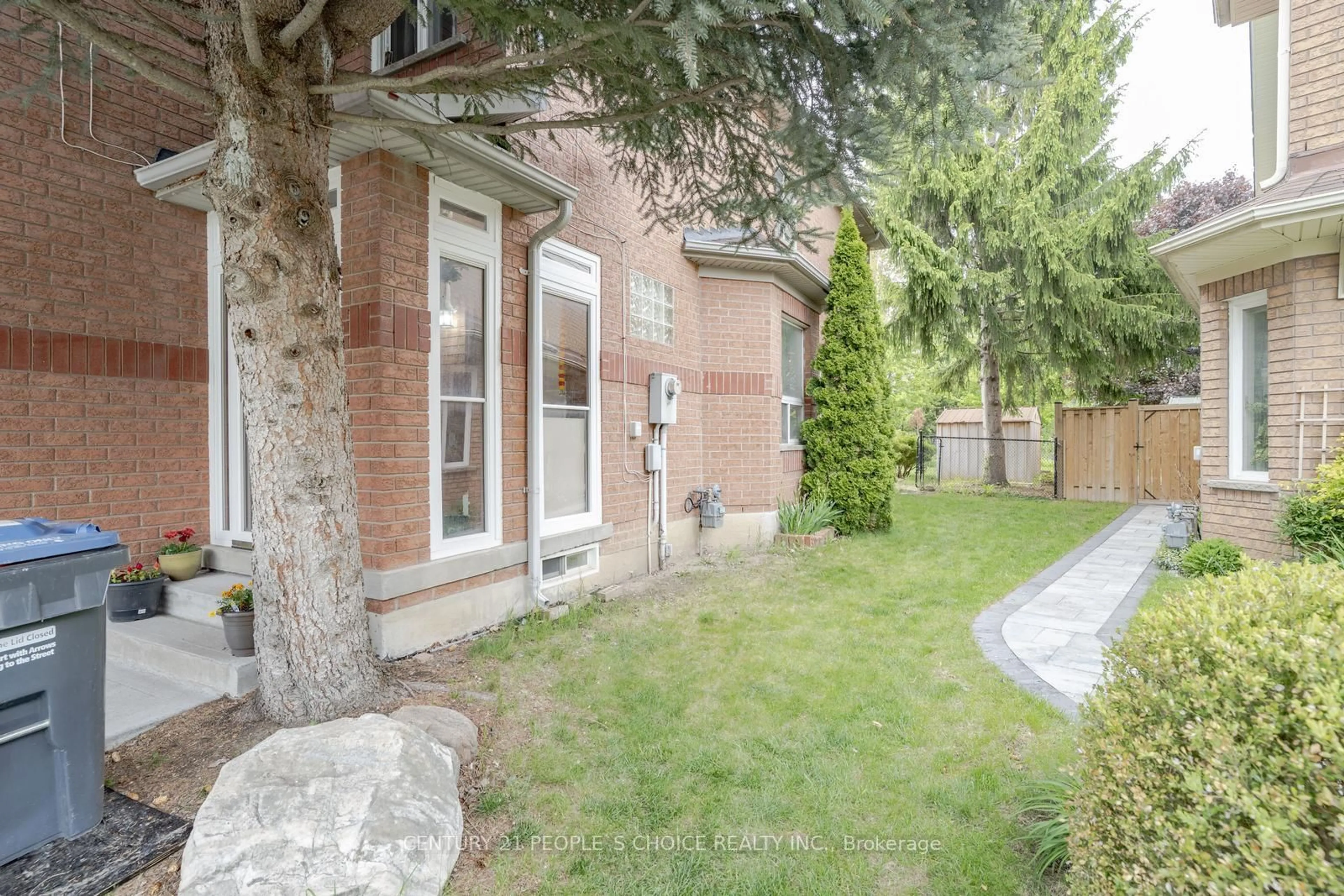 Patio, street for 32 Pressed Brick Dr, Brampton Ontario L6V 4K3