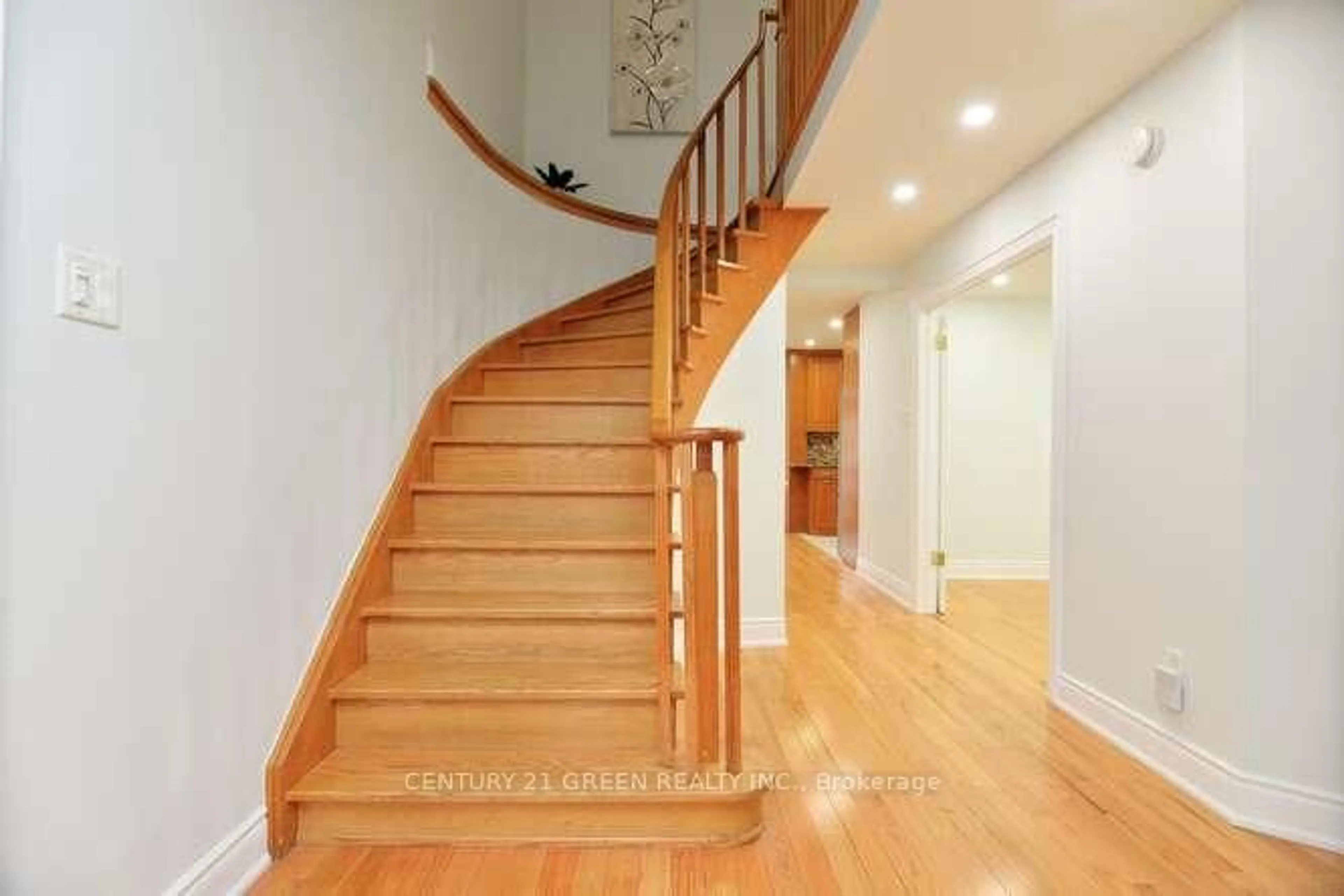 Stairs for 14 Smye Crt, Brampton Ontario L6X 4B3