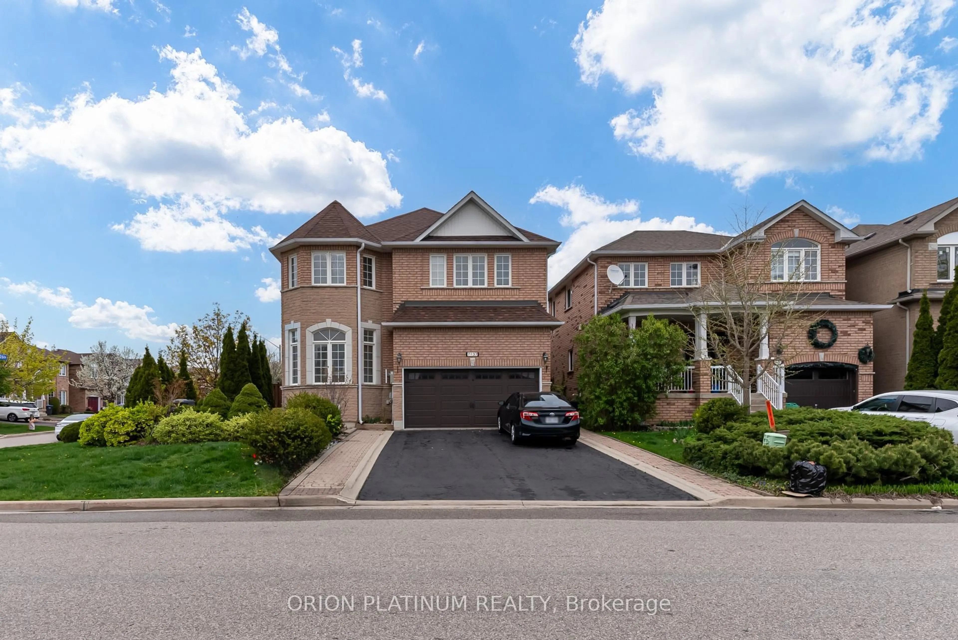 A pic from outside/outdoor area/front of a property/back of a property/a pic from drone, street for 7137 Lowville Hts, Mississauga Ontario L5N 8E7