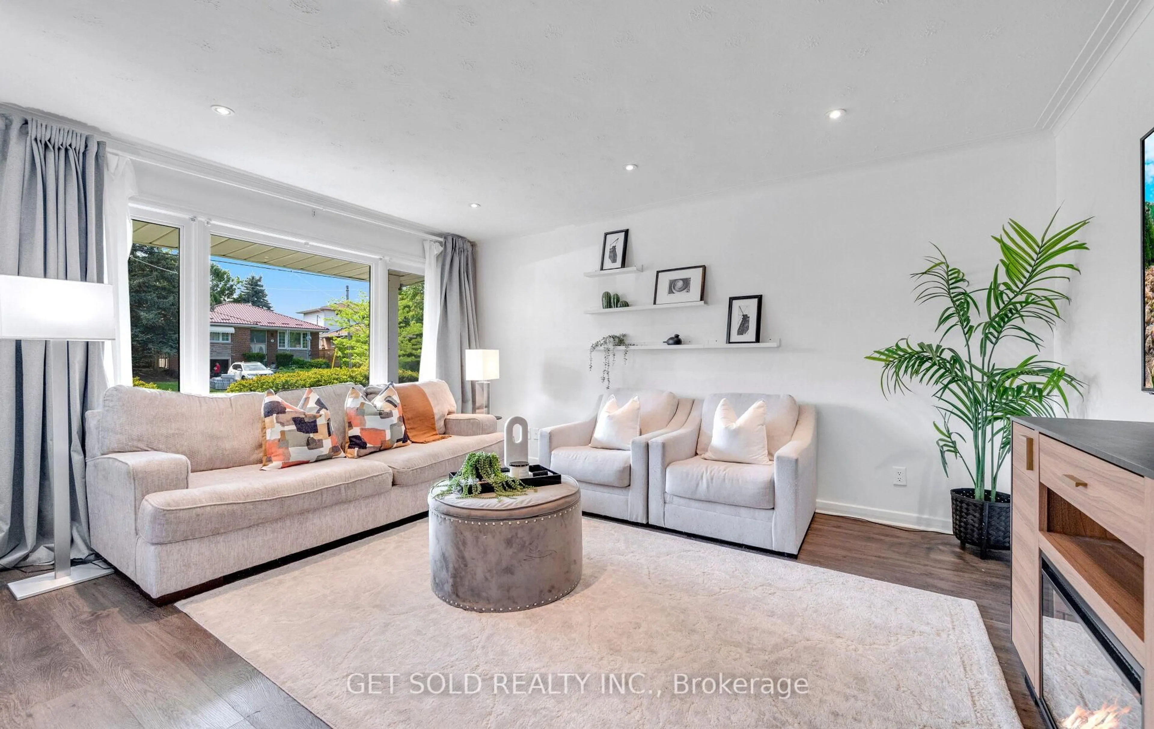 Living room with furniture, unknown for 117 Jeffcoat Dr, Toronto Ontario M9W 3B9