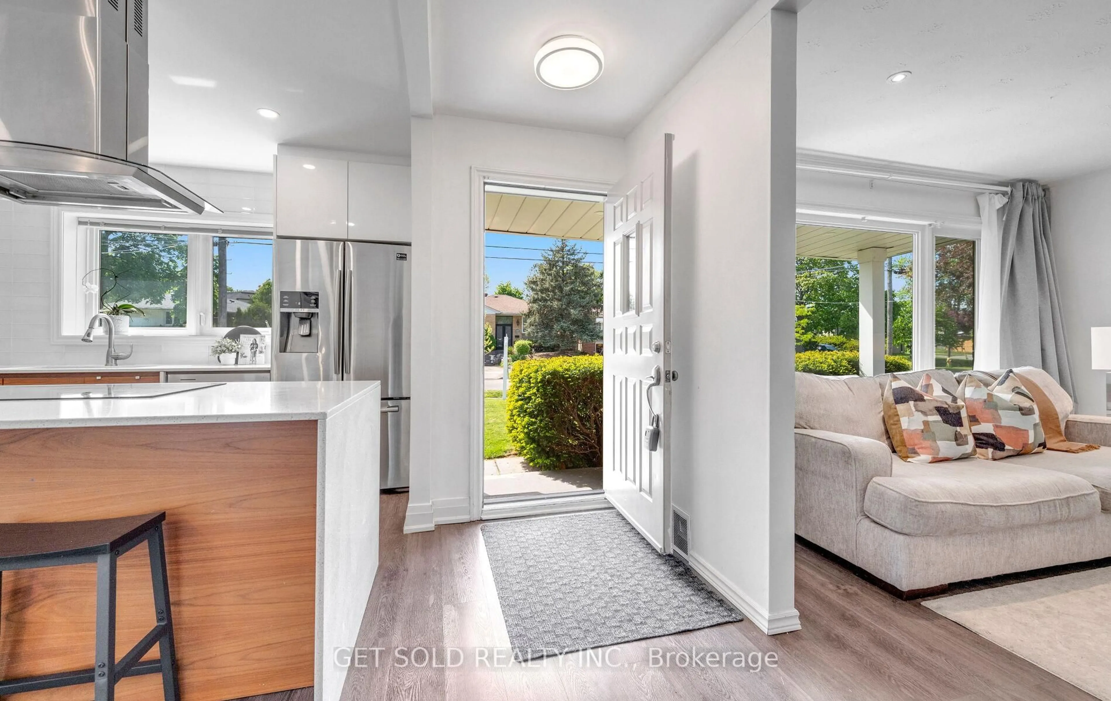Indoor entryway for 117 Jeffcoat Dr, Toronto Ontario M9W 3B9
