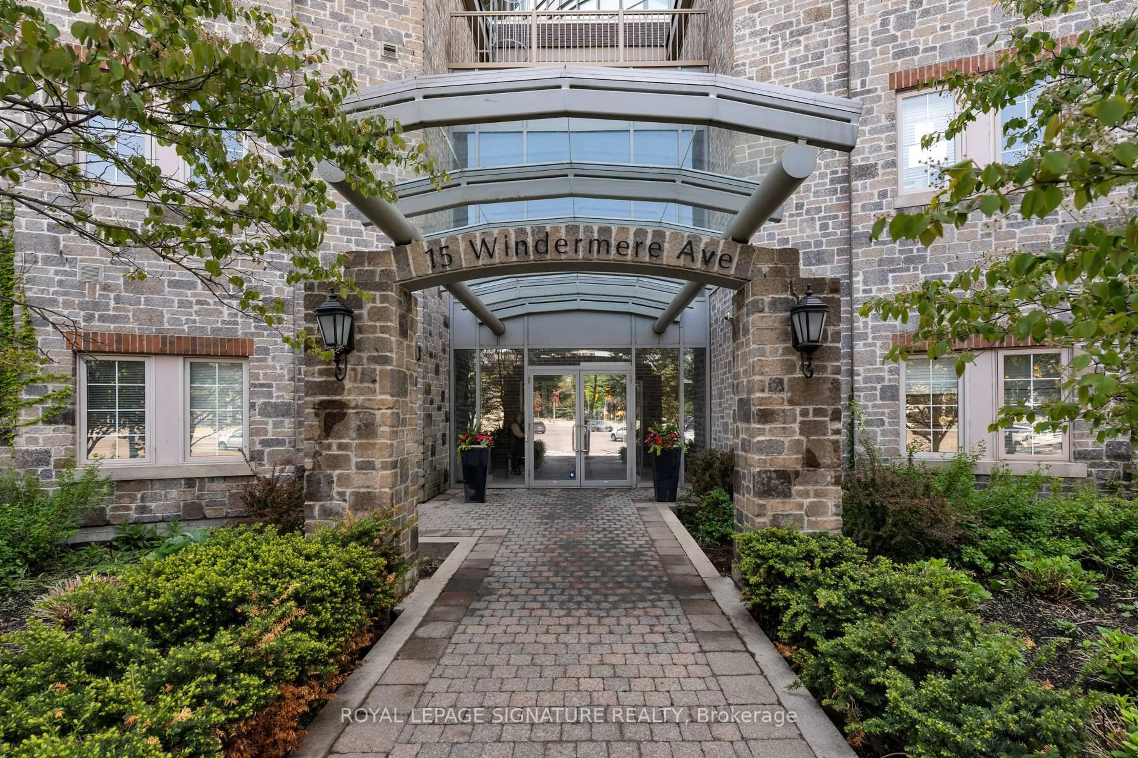 Indoor foyer for 15 Windermere Ave #411, Toronto Ontario M6S 5A2