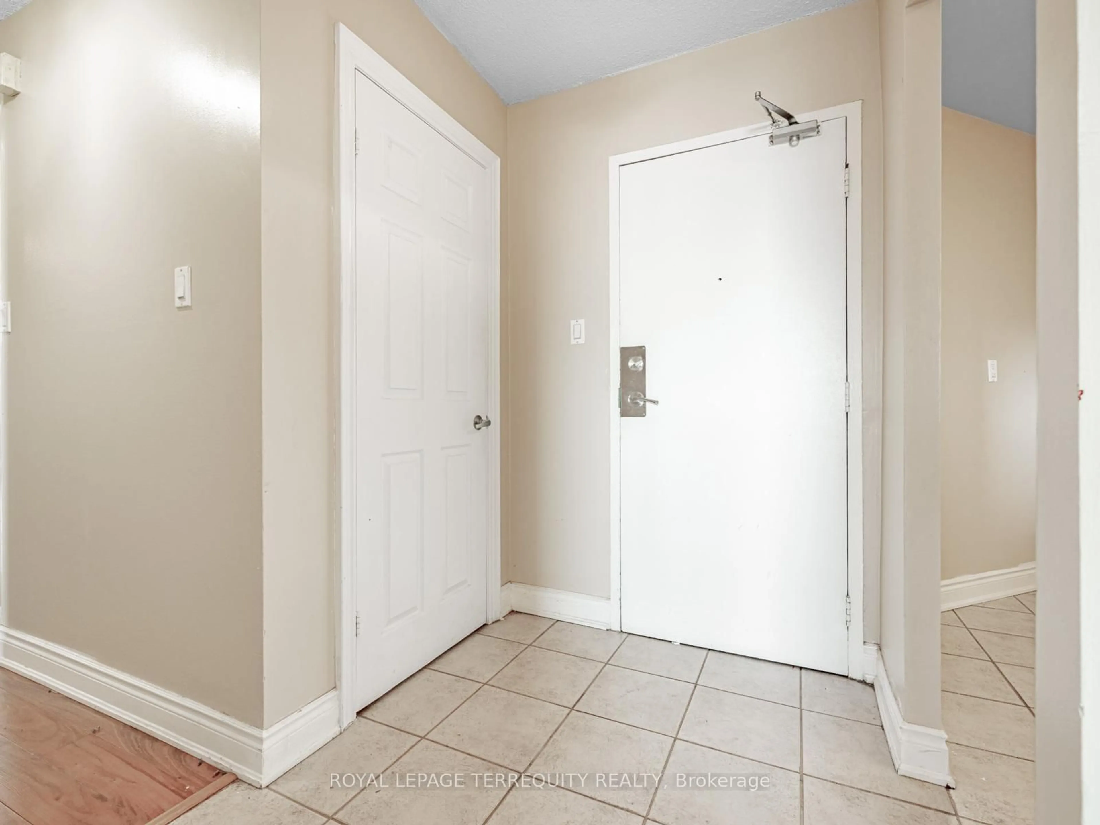 Indoor entryway for 234 Albion Rd #1708, Toronto Ontario M9W 6A5