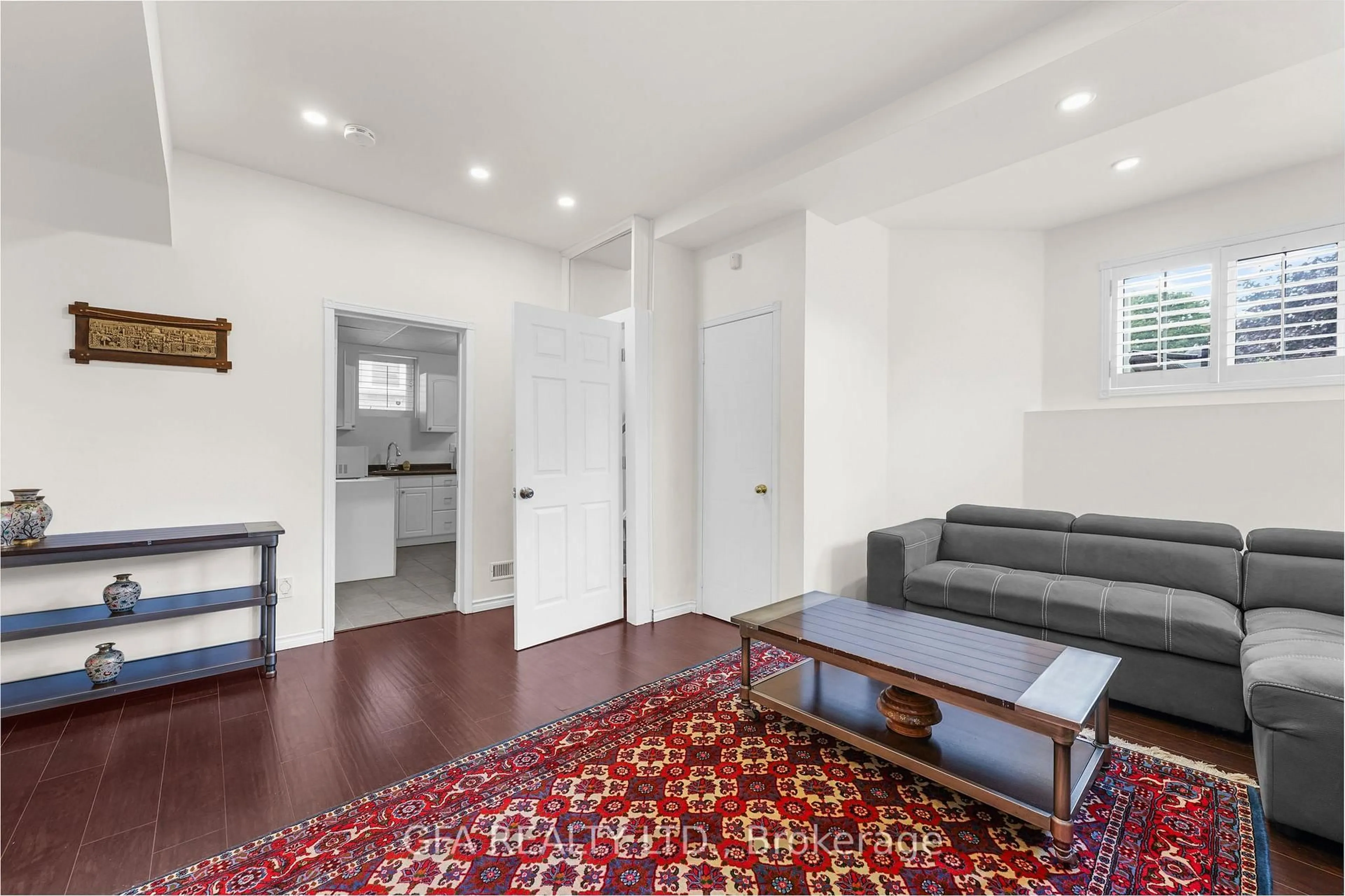 Living room with furniture, unknown for 7349 Zinnia Pl, Mississauga Ontario L5W 1K6