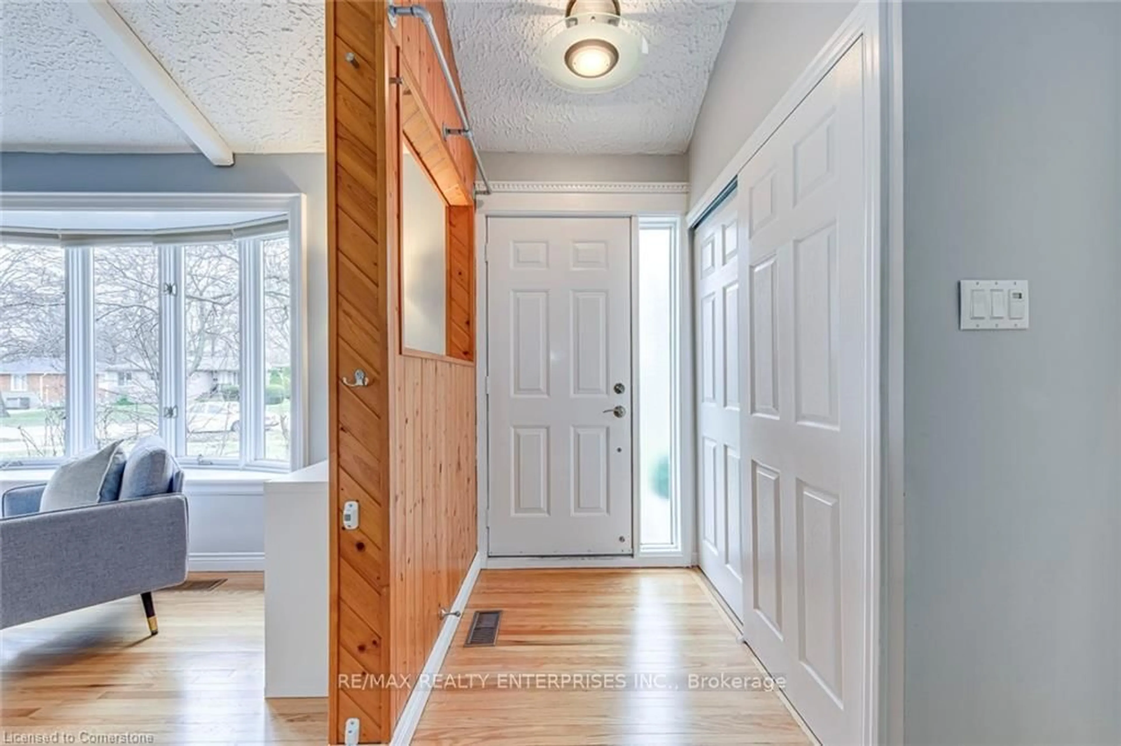 Indoor entryway for 1293 Lewisham Dr, Mississauga Ontario L5J 3P8