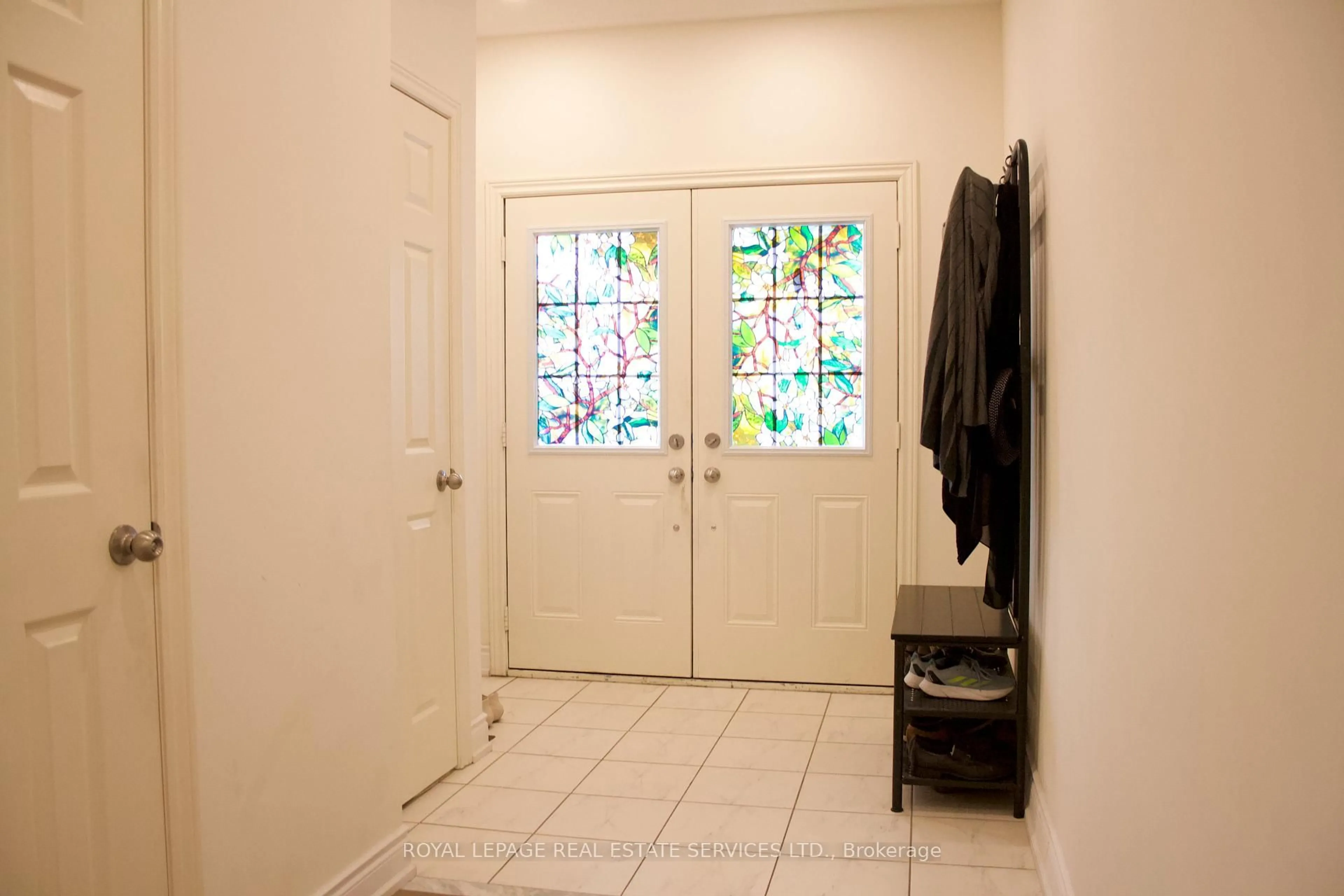 Indoor entryway for 630 Mockridge Terr, Milton Ontario L6T 8W1
