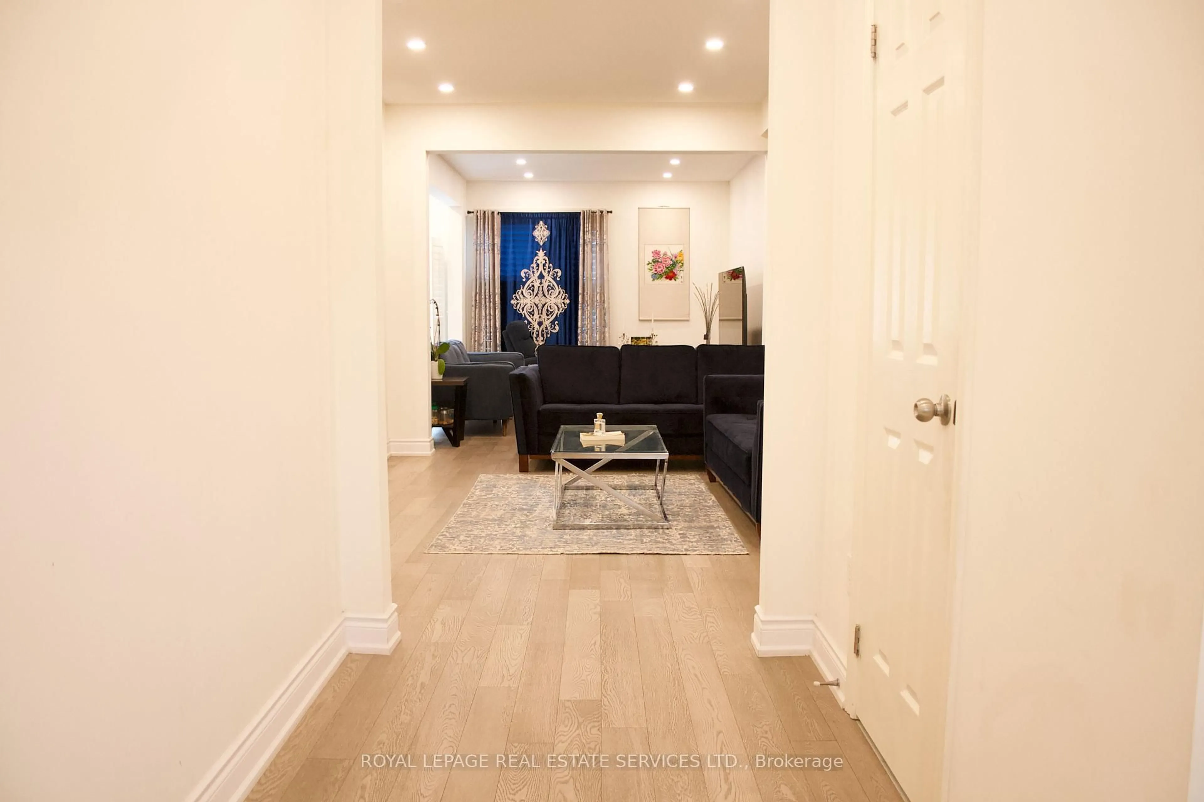 Indoor entryway for 630 Mockridge Terr, Milton Ontario L6T 8W1