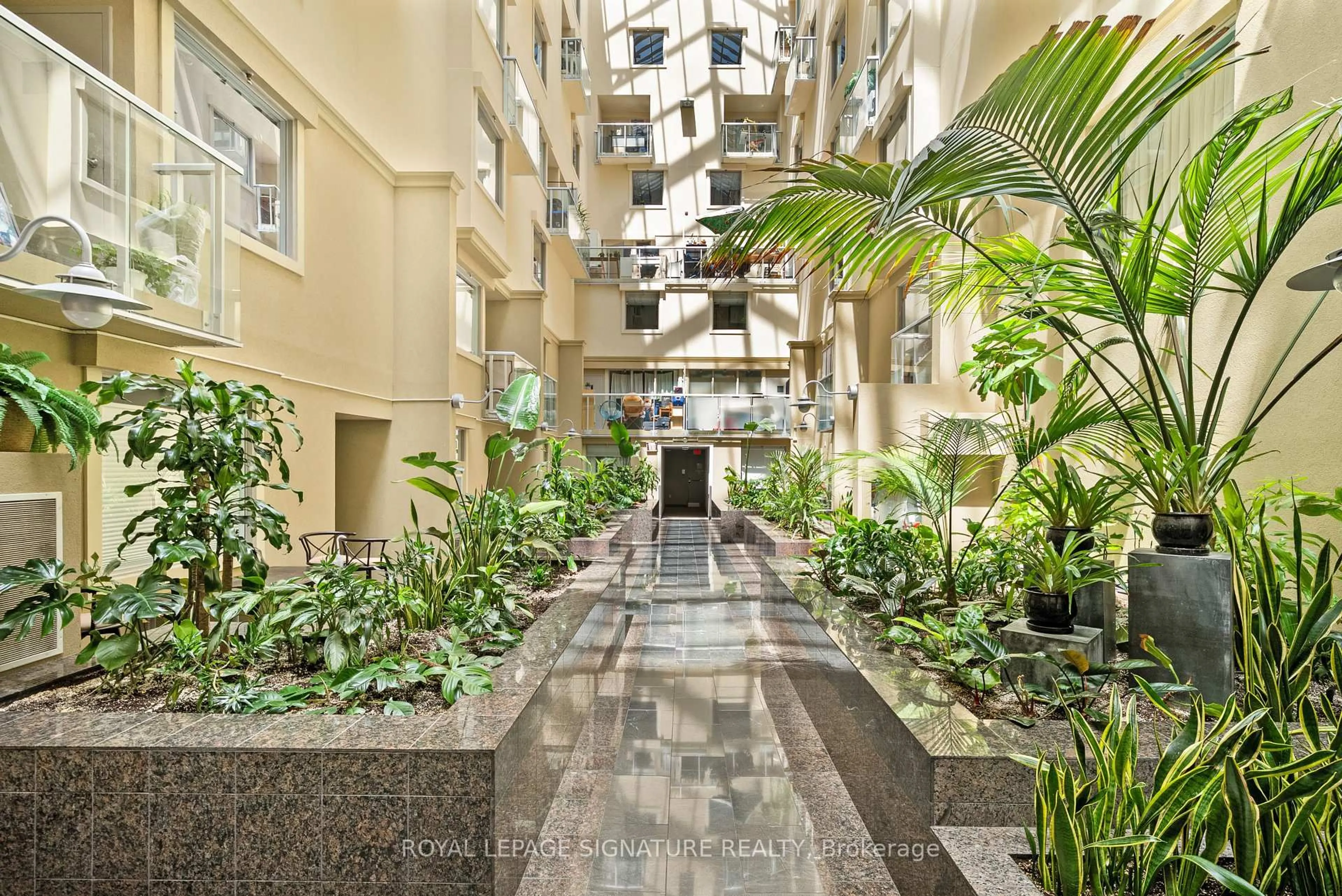 Indoor foyer for 437 Roncesvalles Ave #423, Toronto Ontario M6R 3B9