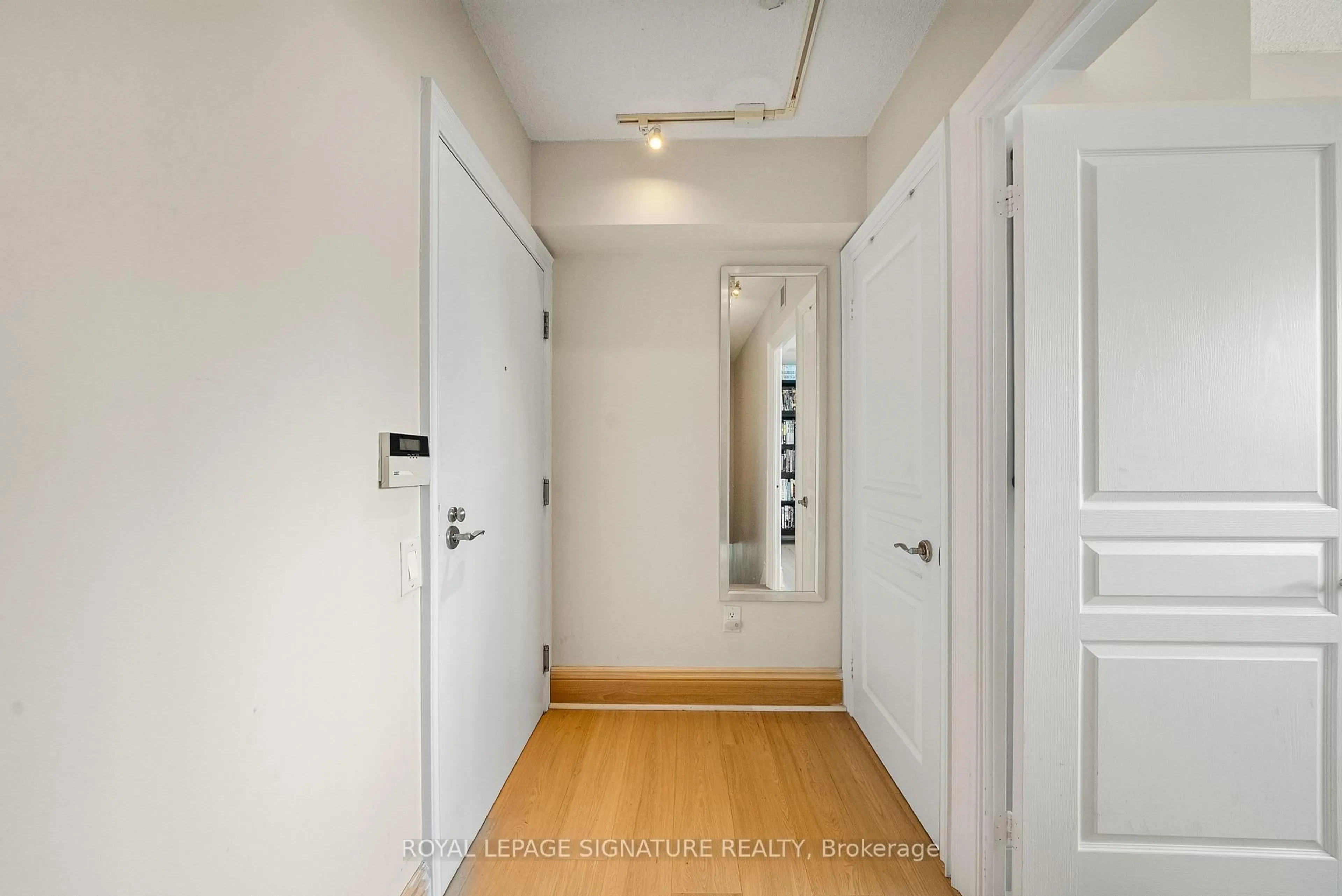 Indoor entryway for 437 Roncesvalles Ave #423, Toronto Ontario M6R 3B9