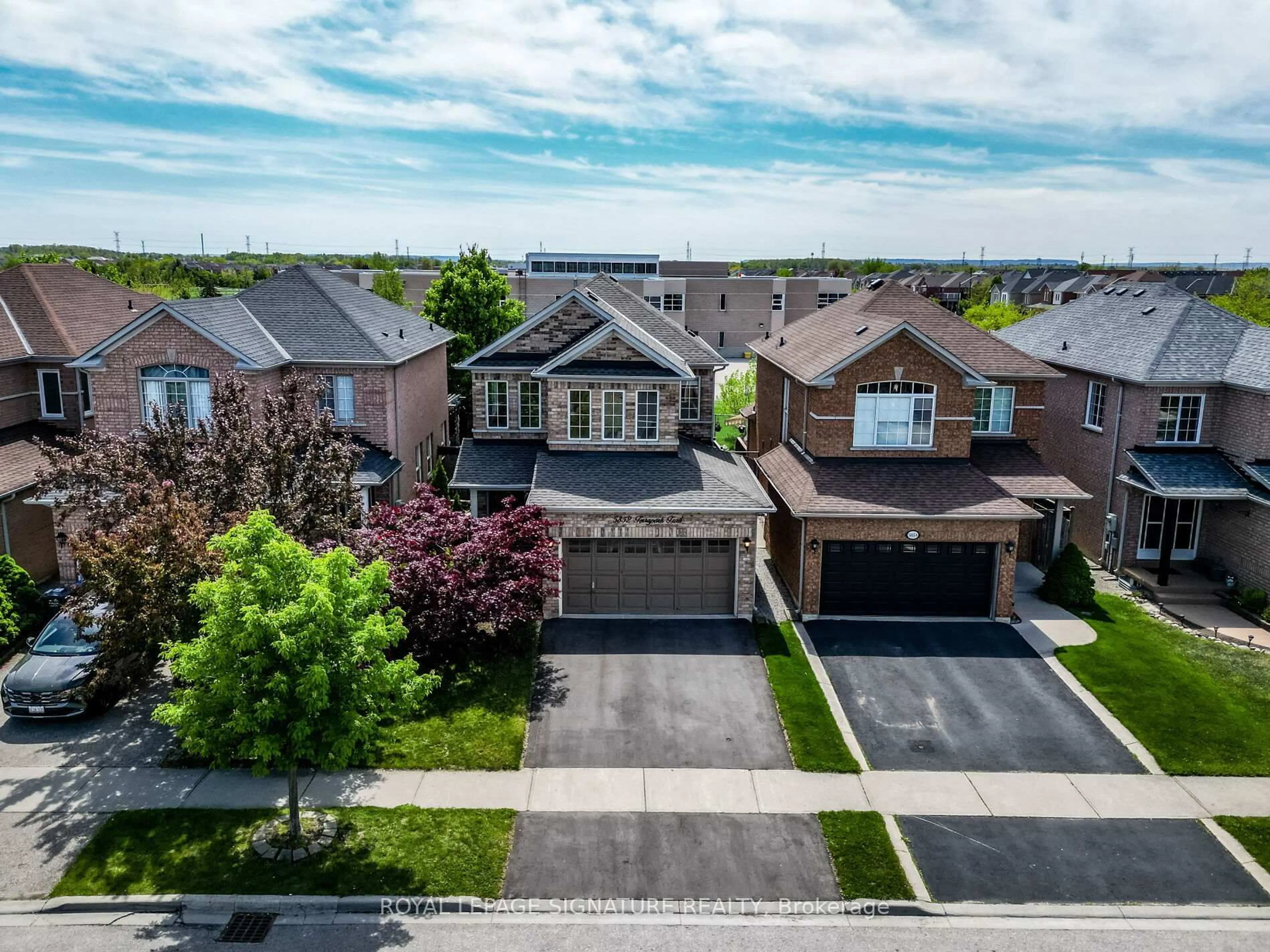 A pic from outside/outdoor area/front of a property/back of a property/a pic from drone, street for 5852 Terrapark Tr, Mississauga Ontario L5M 6S1