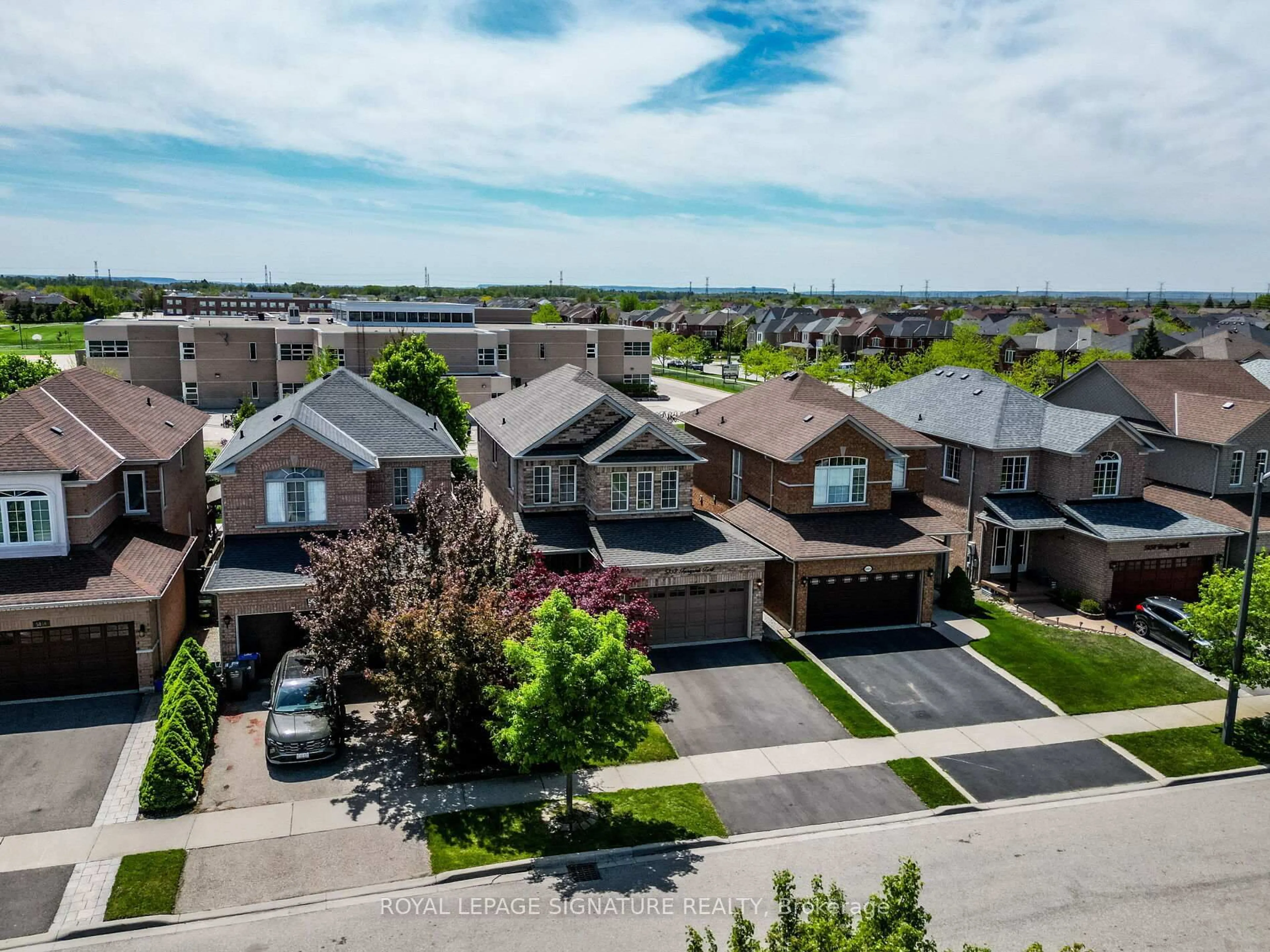 A pic from outside/outdoor area/front of a property/back of a property/a pic from drone, street for 5852 Terrapark Tr, Mississauga Ontario L5M 6S1