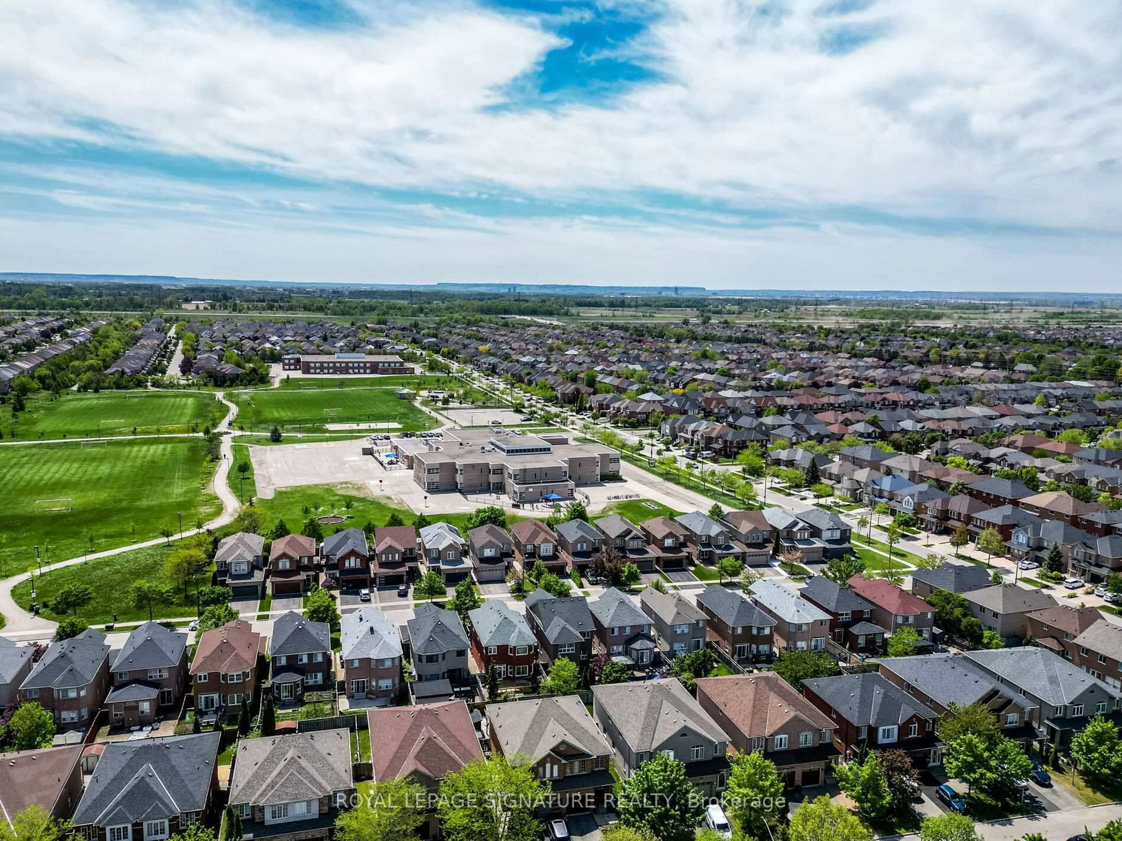 A pic from outside/outdoor area/front of a property/back of a property/a pic from drone, street for 5852 Terrapark Tr, Mississauga Ontario L5M 6S1