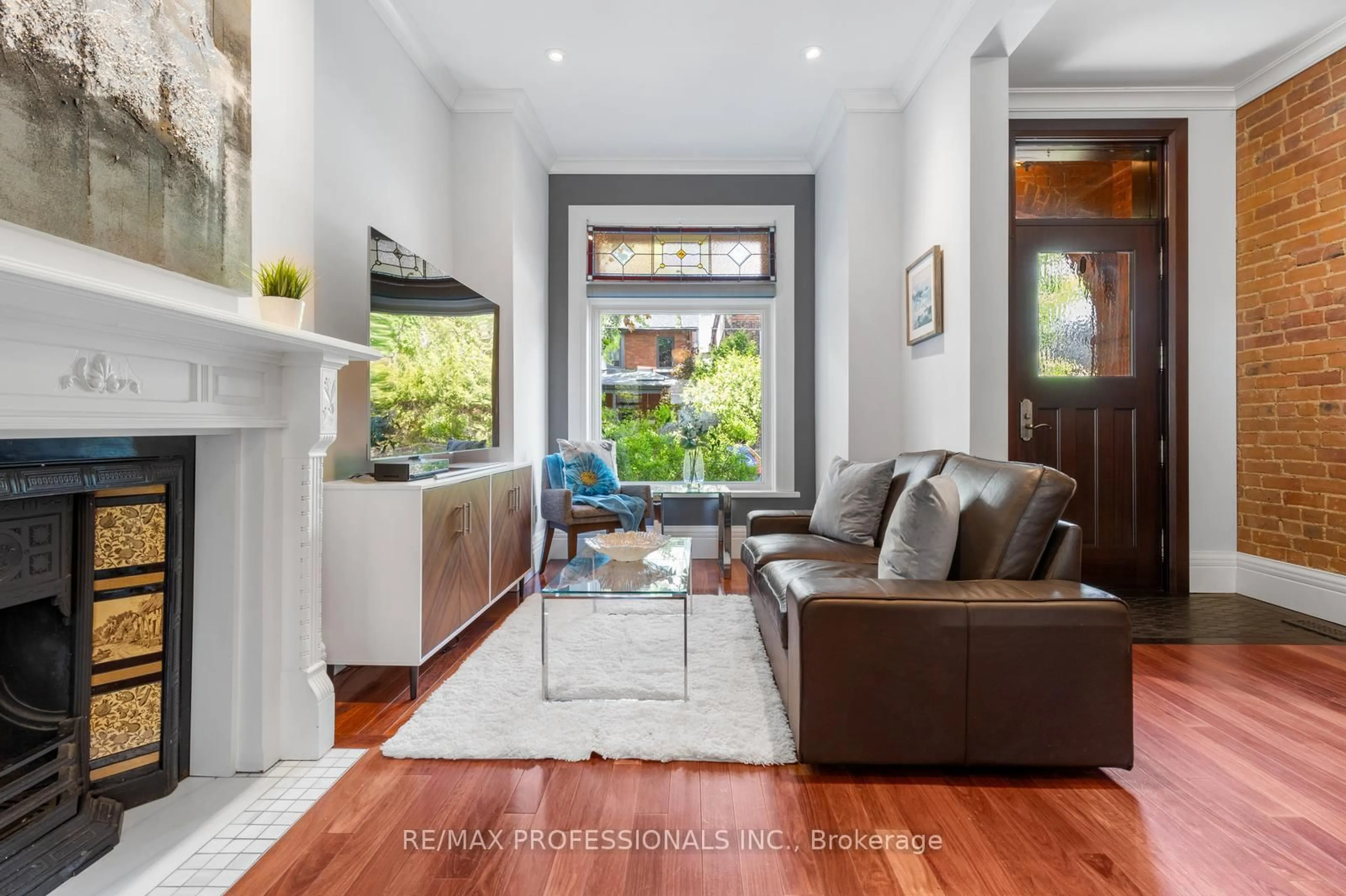 Living room with furniture, unknown for 159 Sorauren Ave, Toronto Ontario M6R 2E6