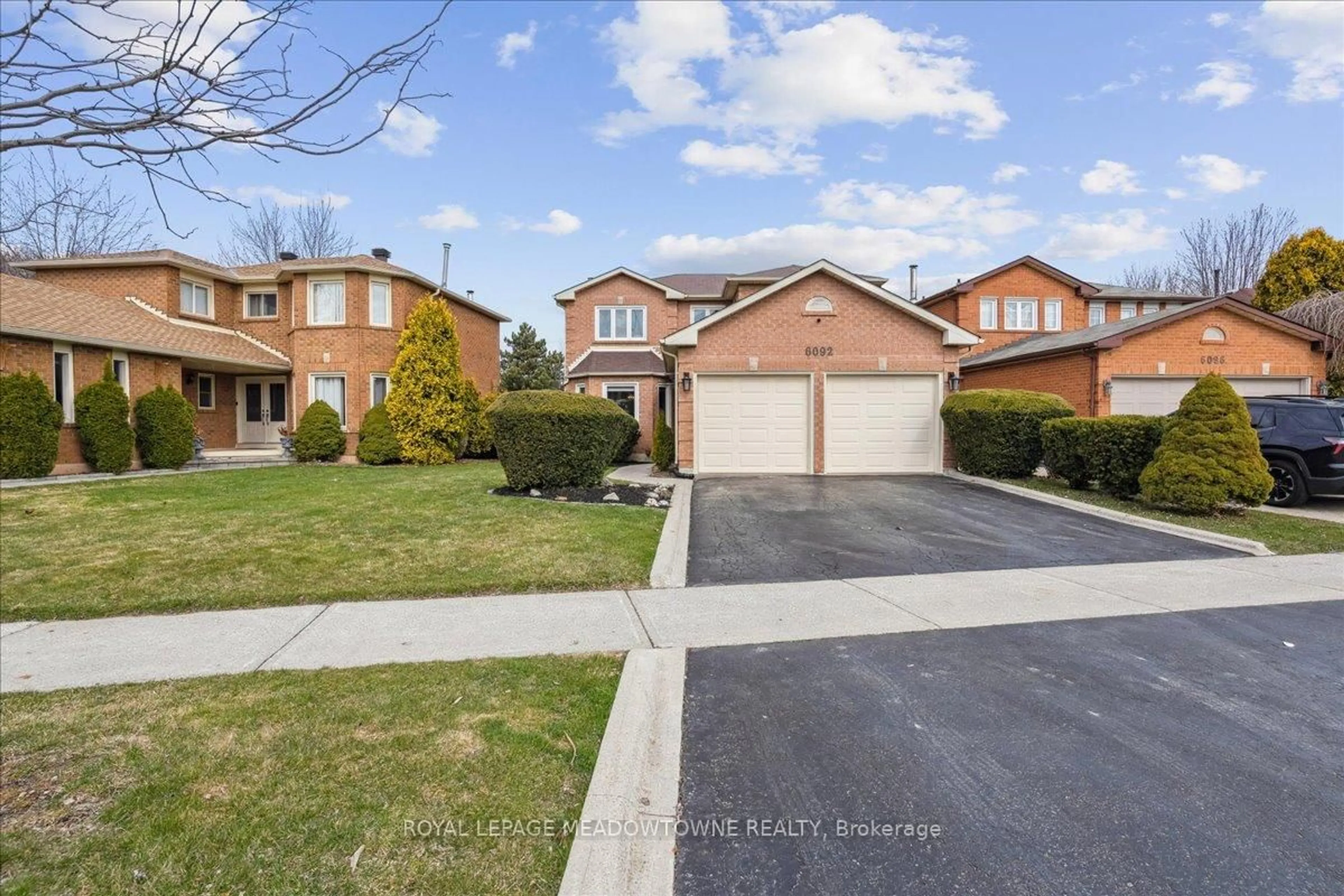 A pic from outside/outdoor area/front of a property/back of a property/a pic from drone, street for 6092 Osprey Blvd, Mississauga Ontario L5N 5W5