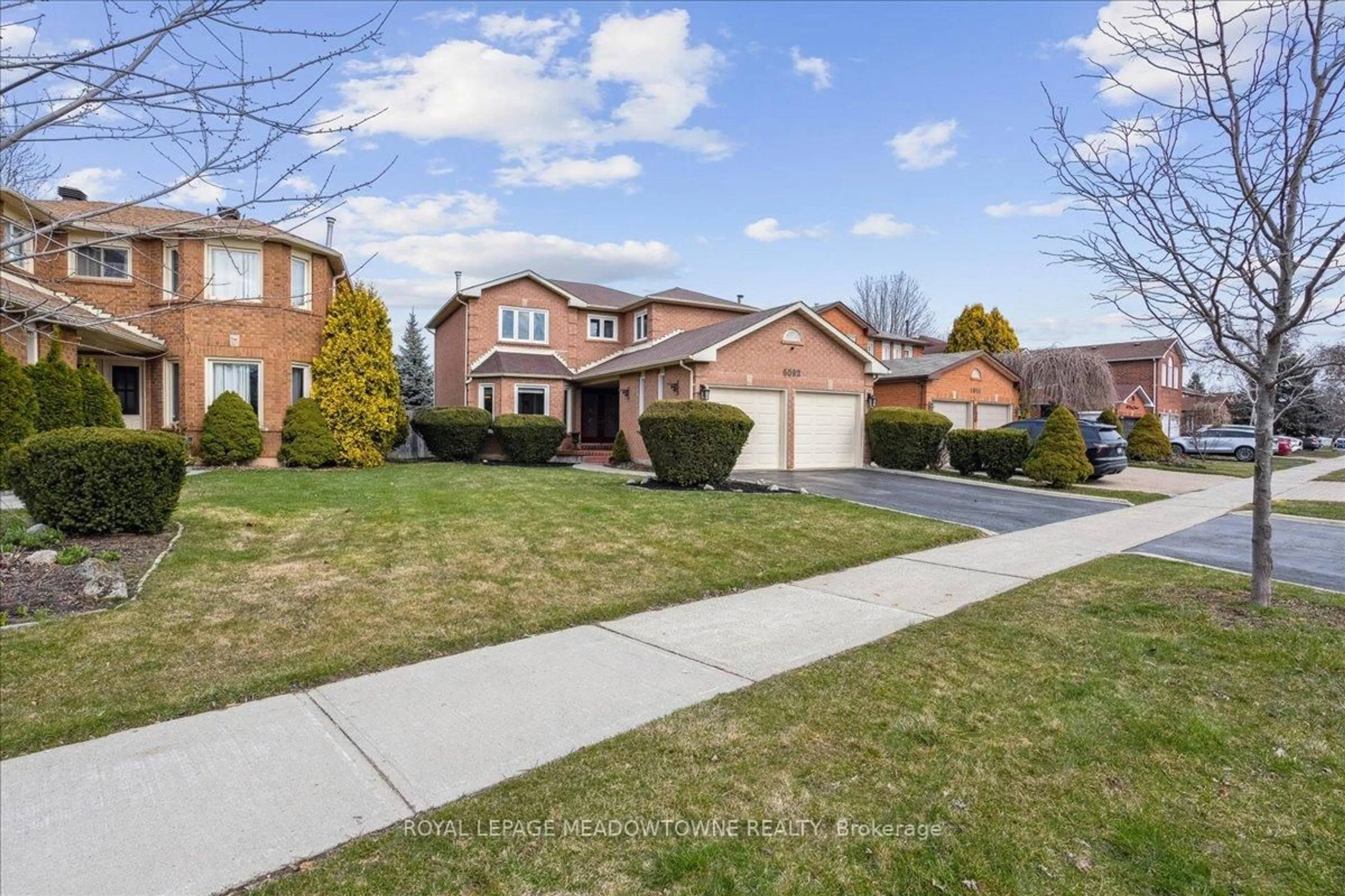 A pic from outside/outdoor area/front of a property/back of a property/a pic from drone, street for 6092 Osprey Blvd, Mississauga Ontario L5N 5W5