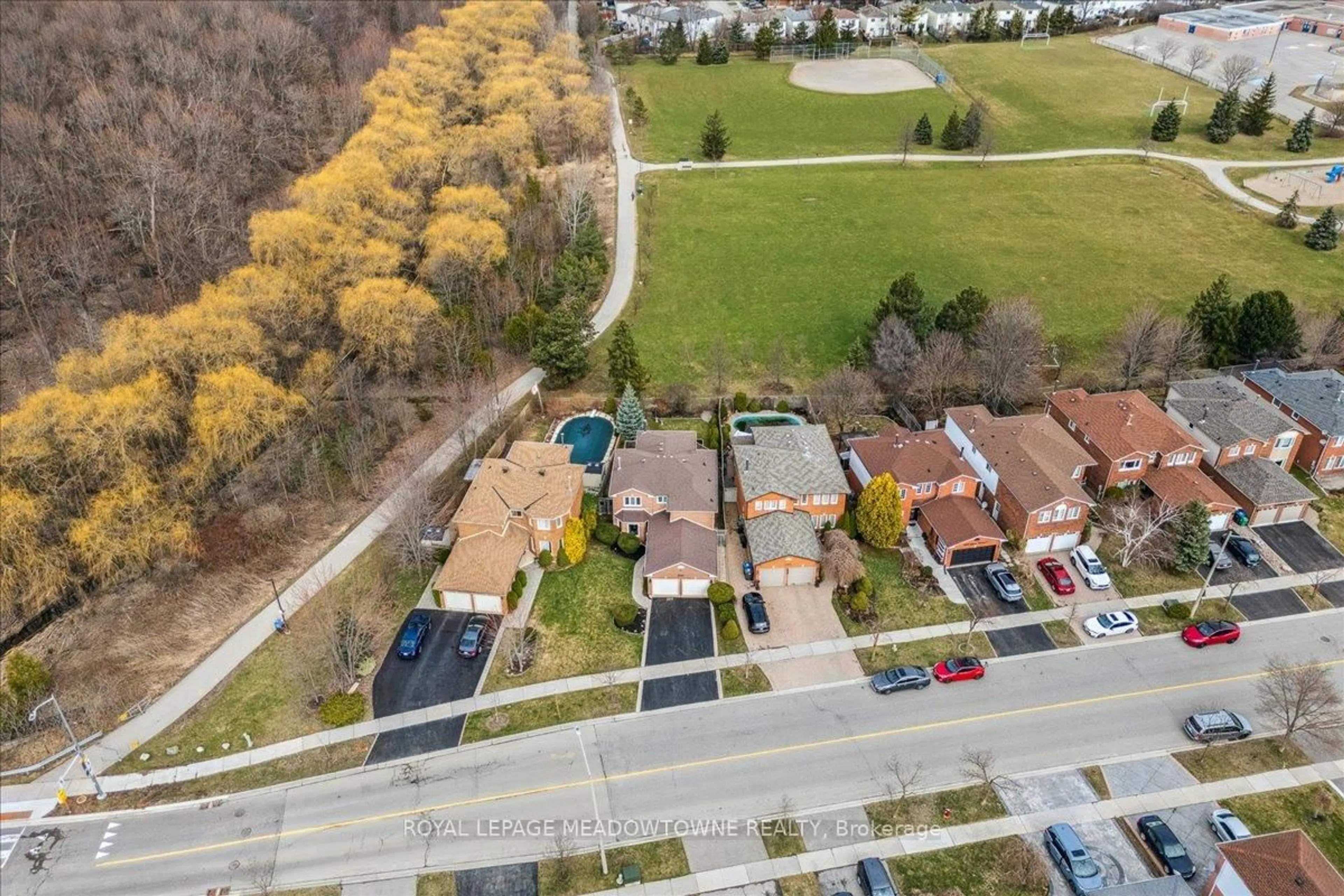 A pic from outside/outdoor area/front of a property/back of a property/a pic from drone, street for 6092 Osprey Blvd, Mississauga Ontario L5N 5W5