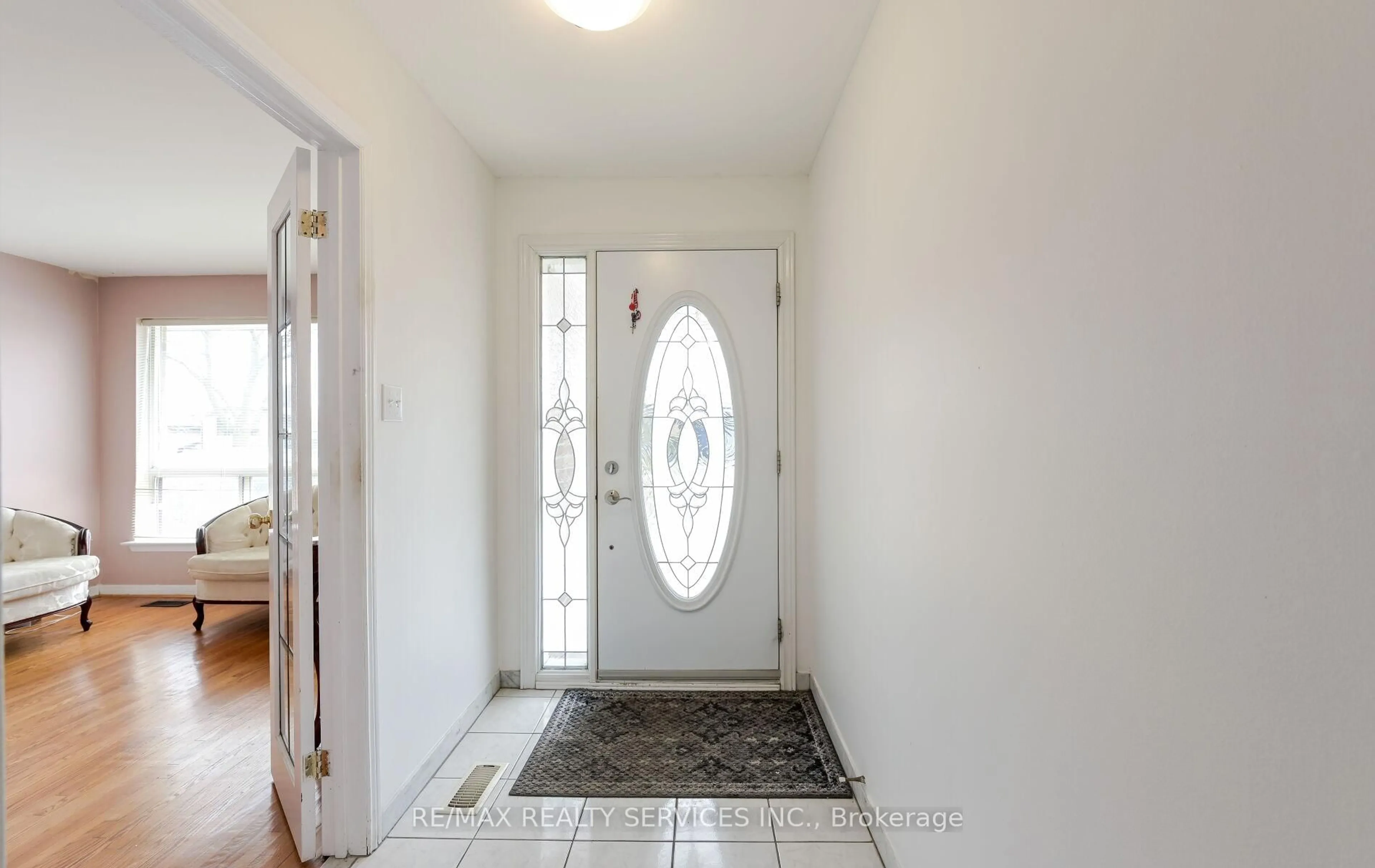 Indoor entryway for 140 Clarence St, Brampton Ontario L6W 1S9