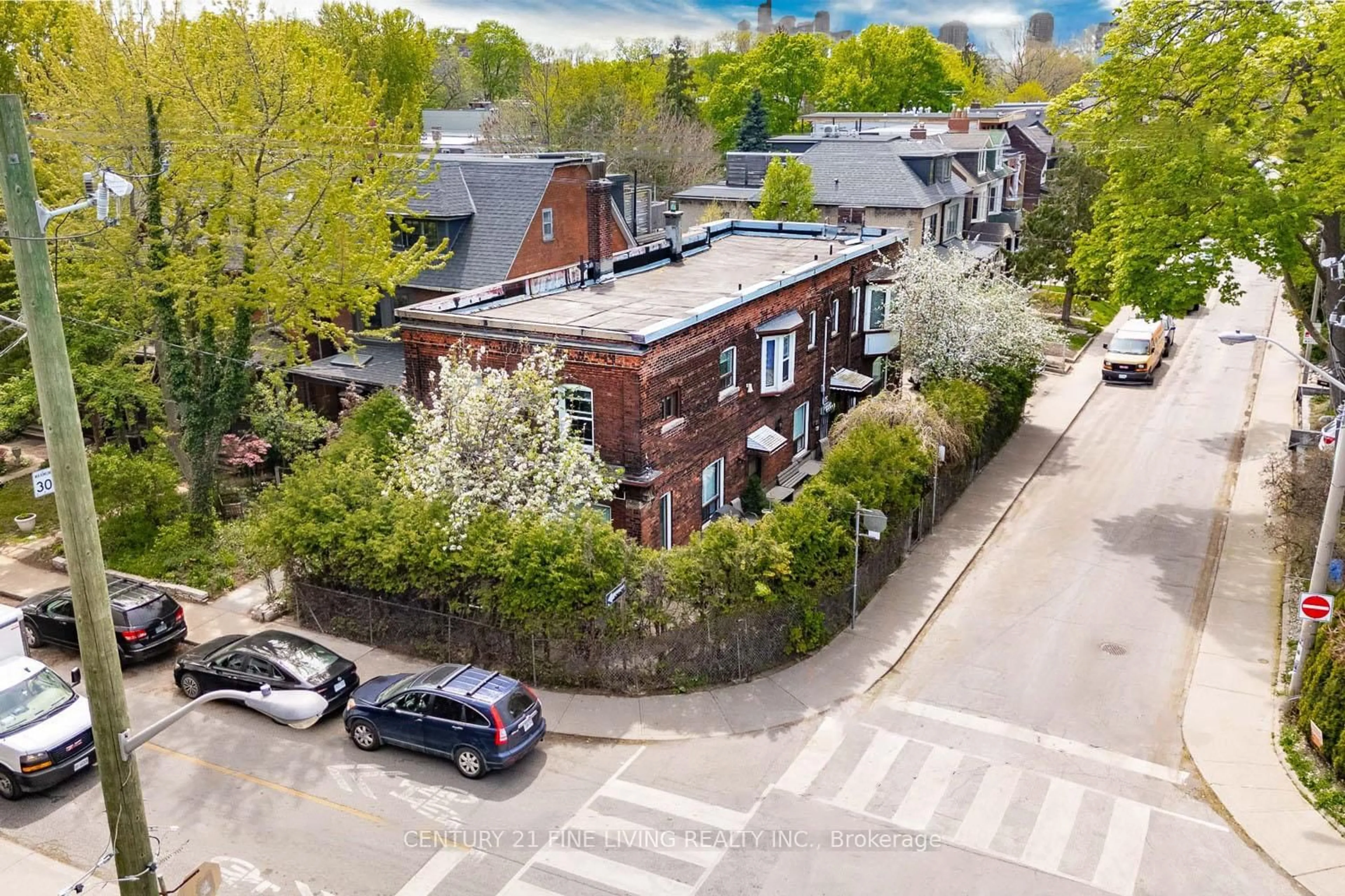 A pic from outside/outdoor area/front of a property/back of a property/a pic from drone, street for 63 Garden Ave, Toronto Ontario M6R 1H8