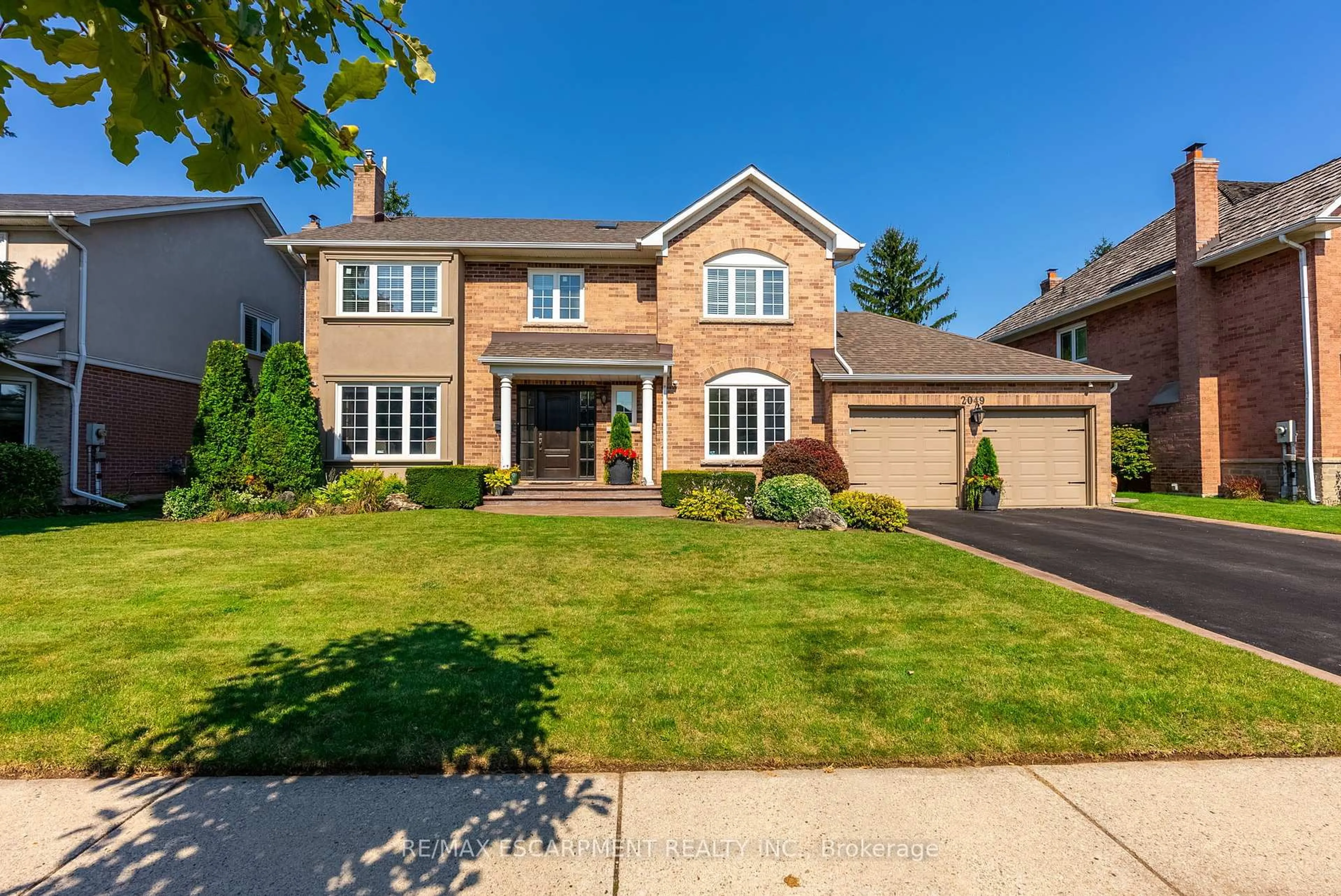Home with brick exterior material, street for 2049 Country Club Dr, Burlington Ontario L7M 3Z2