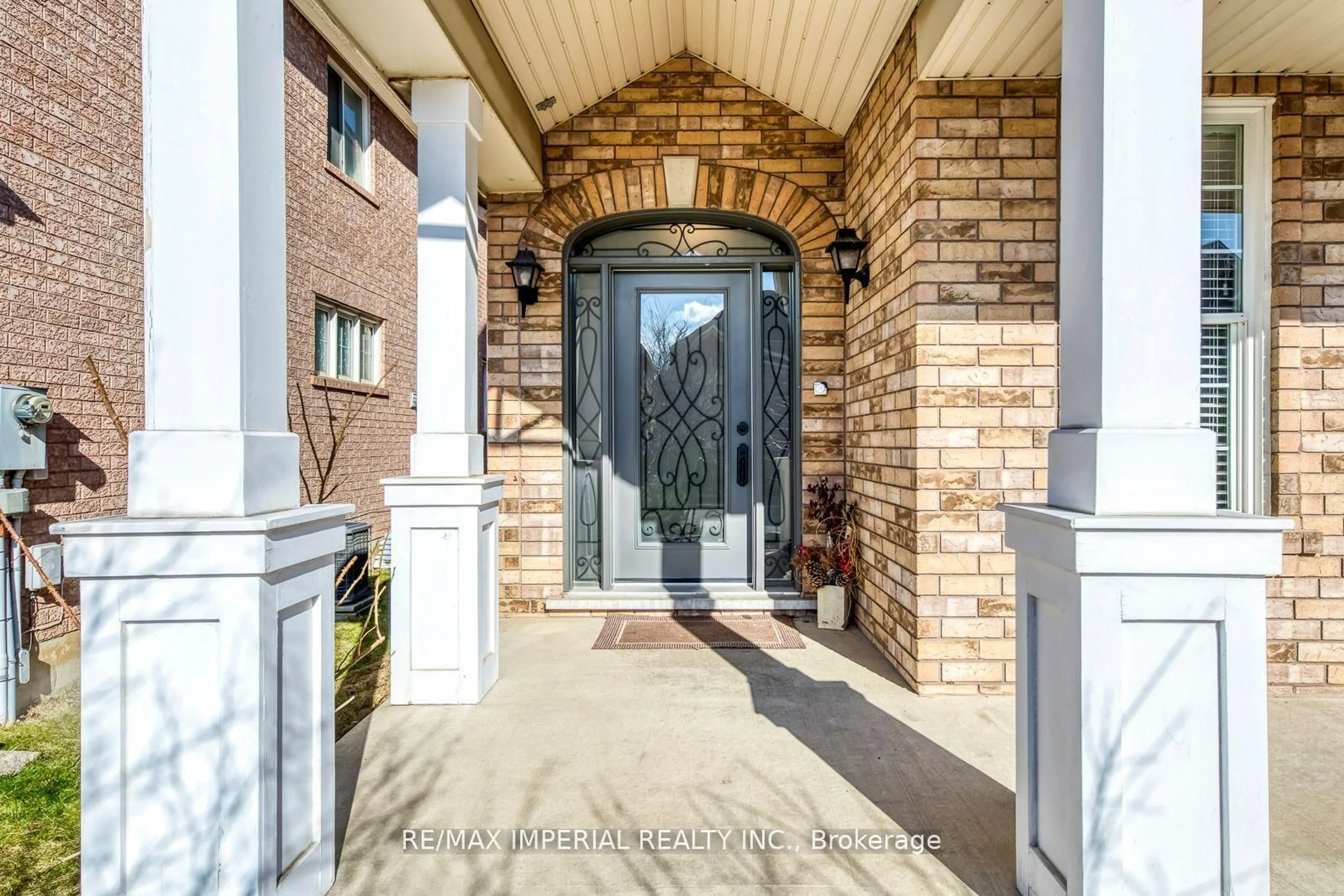 Indoor entryway for 3677 swanson Dr, Mississauga Ontario L5N 8J6