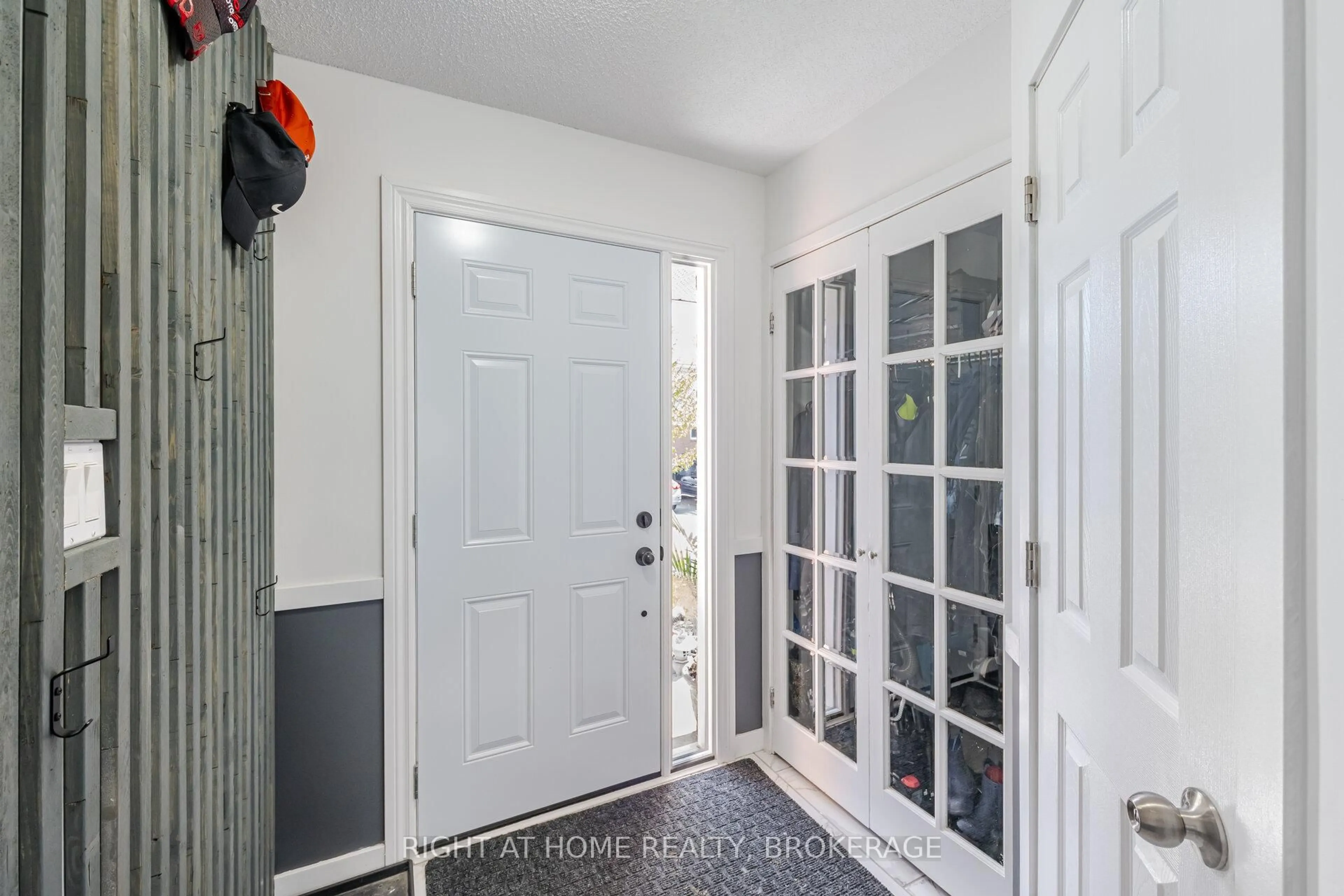 Indoor entryway for 100 Century Dr #16, Orangeville Ontario L9W 4L2