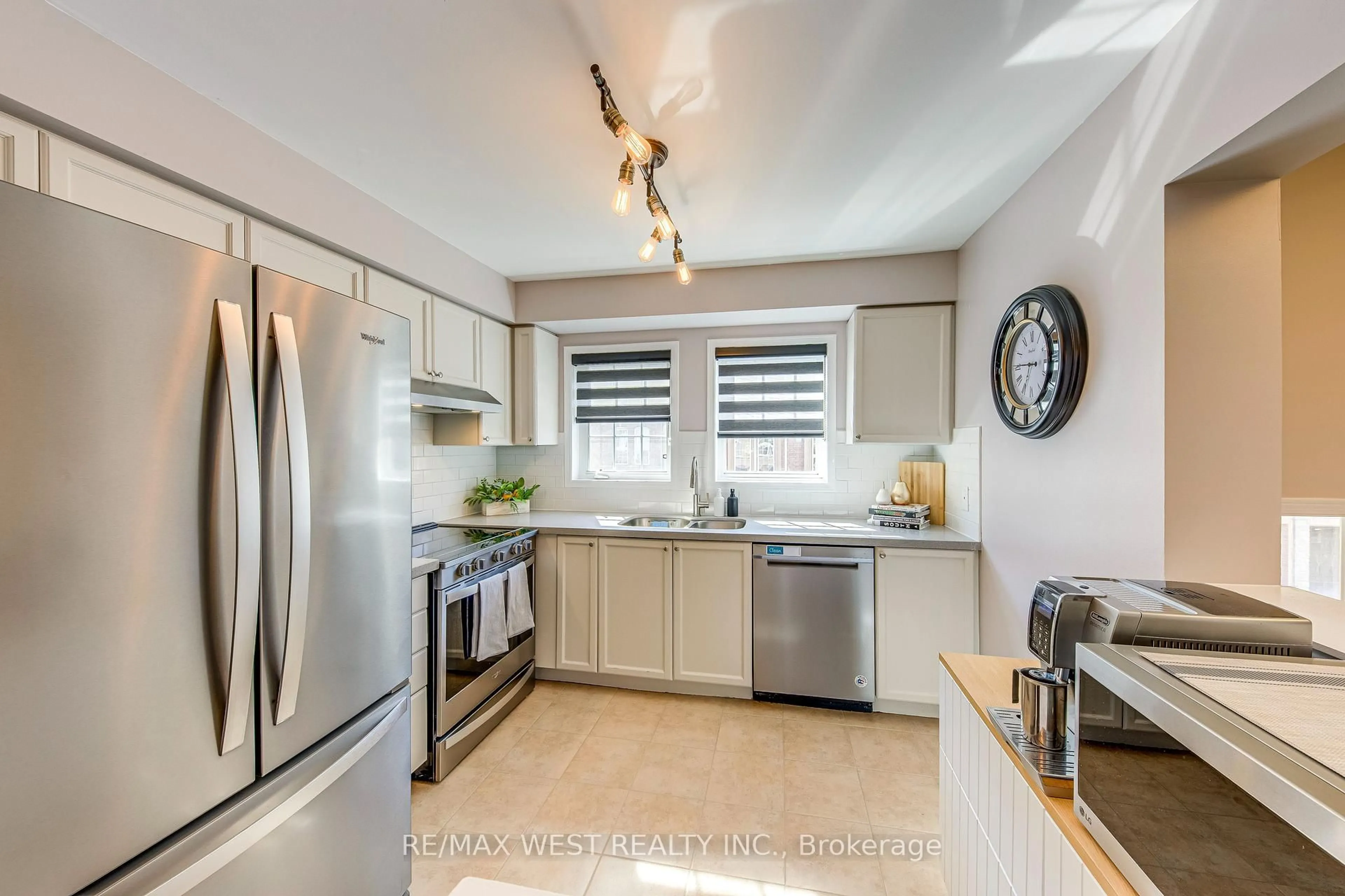Open concept kitchen, ceramic/tile floor for 50 Strathaven Dr #122, Mississauga Ontario L5R 4E7