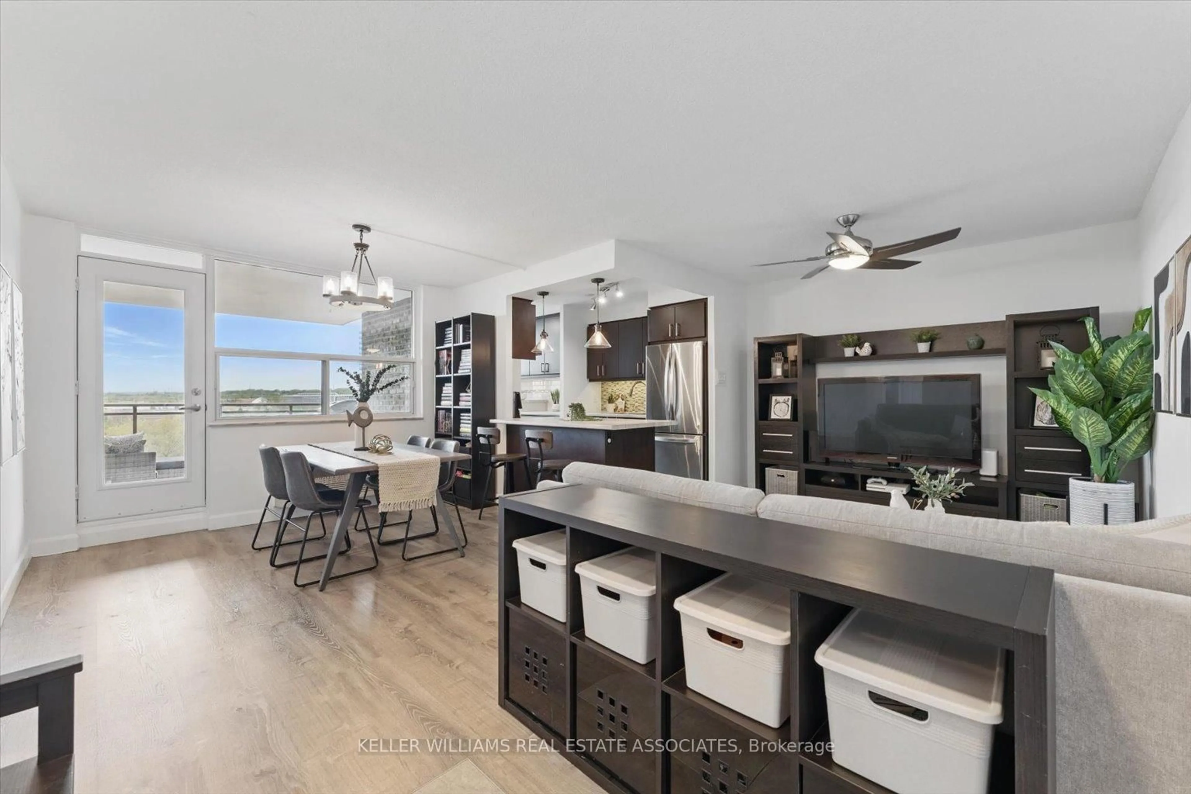 Open concept kitchen, unknown for 966 Inverhouse Dr #709, Mississauga Ontario L5J 4B6