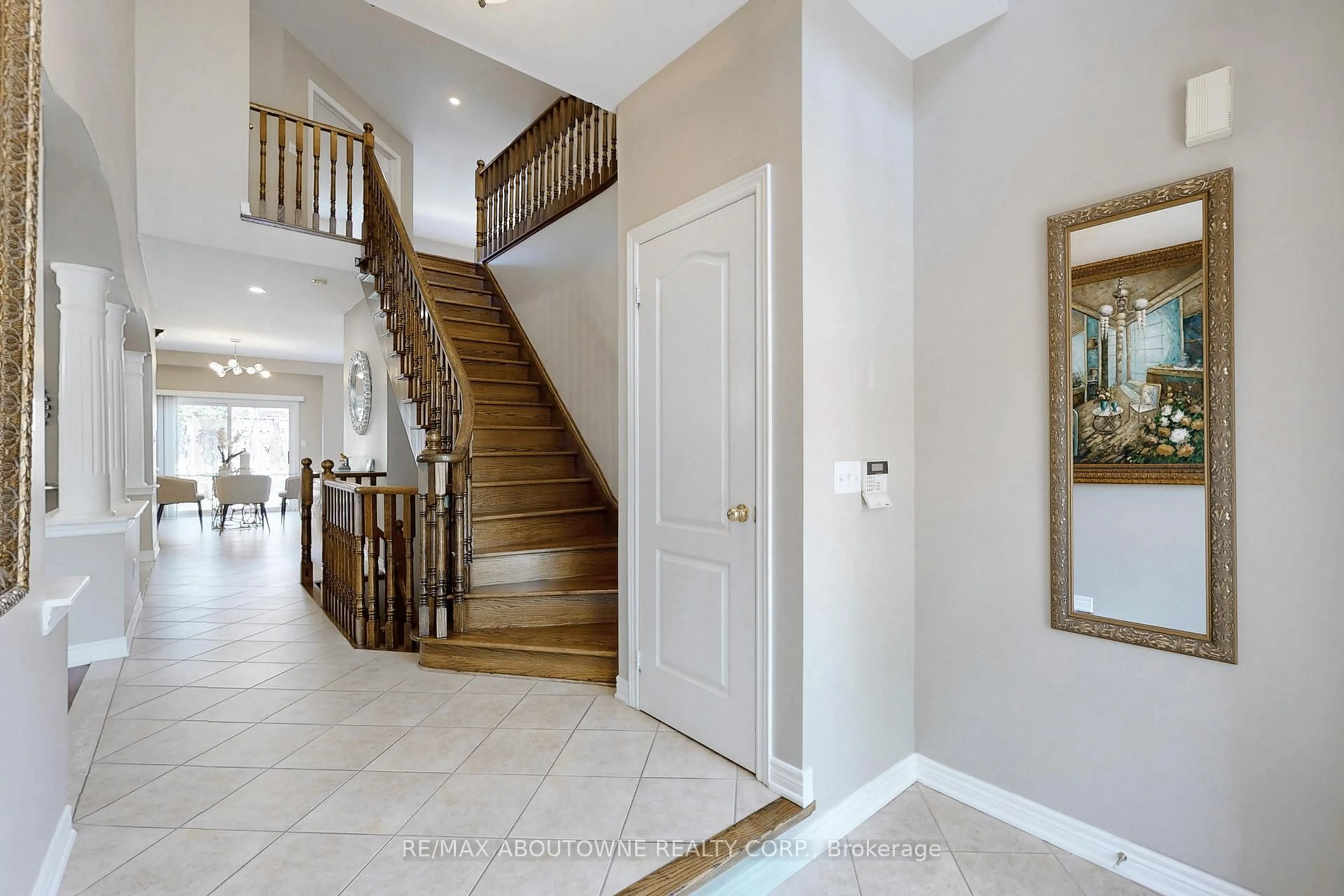 Indoor entryway for 2446 Tesla Cres, Oakville Ontario L6H 7T6