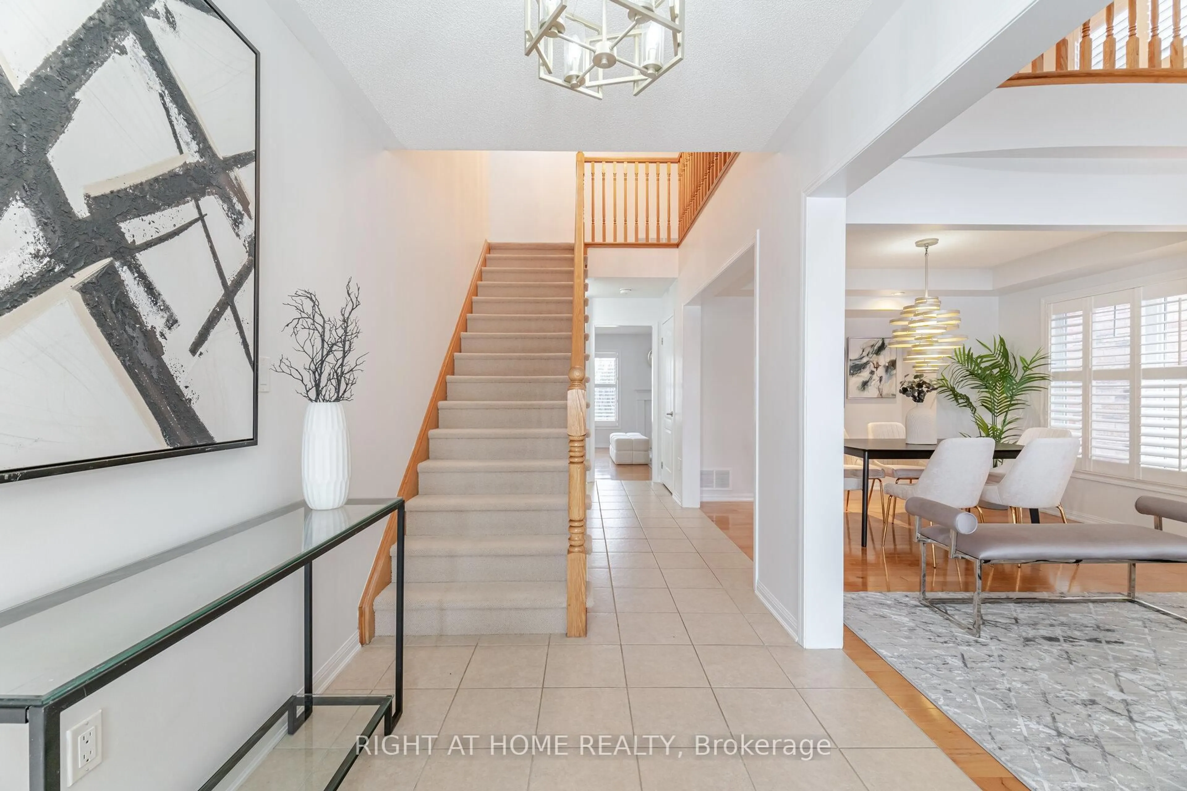 Indoor entryway for 820 Rayner Crt, Milton Ontario L9T 0N8
