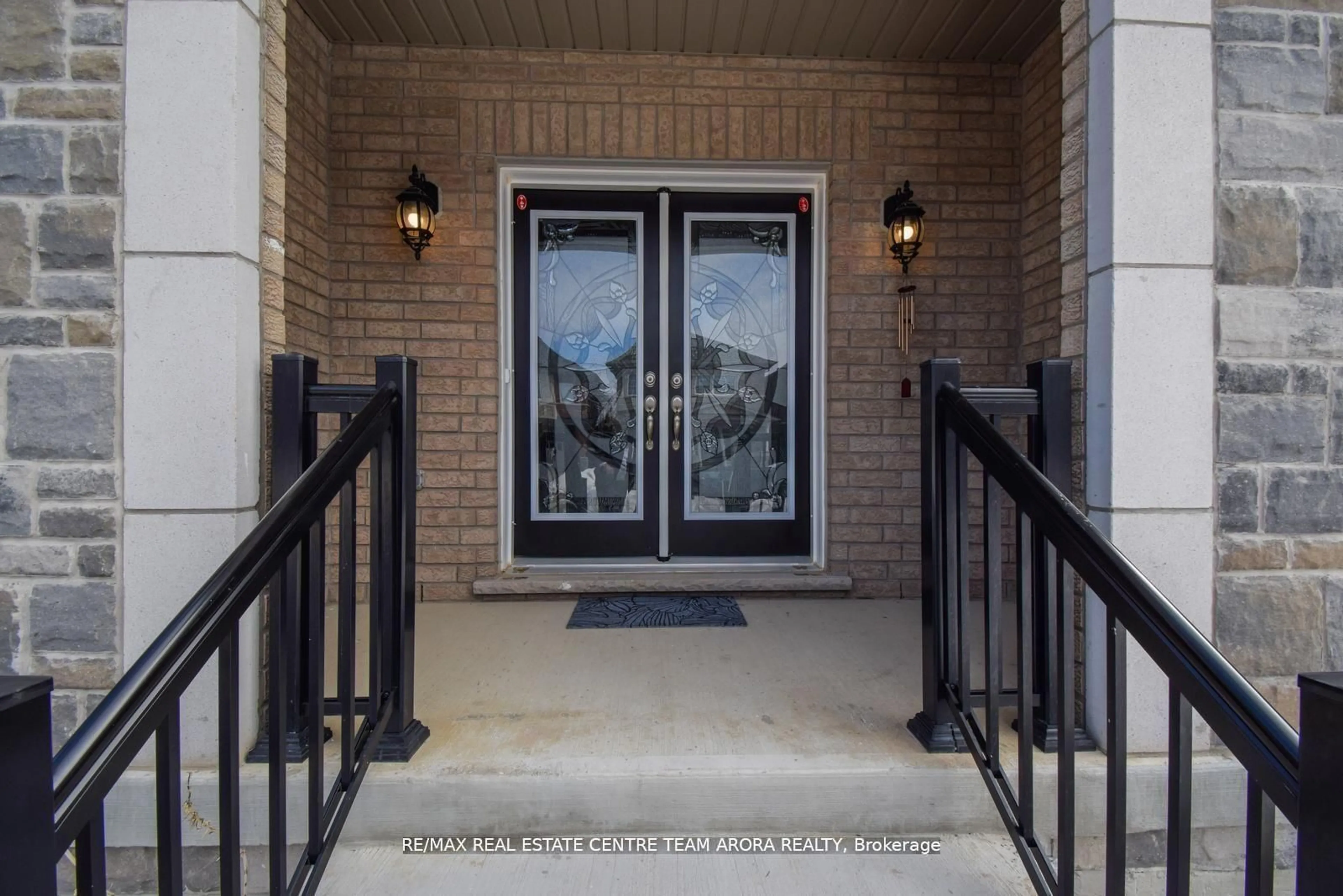 Indoor entryway for 38 Rosewell Cres, Halton Hills Ontario L7G 0N3
