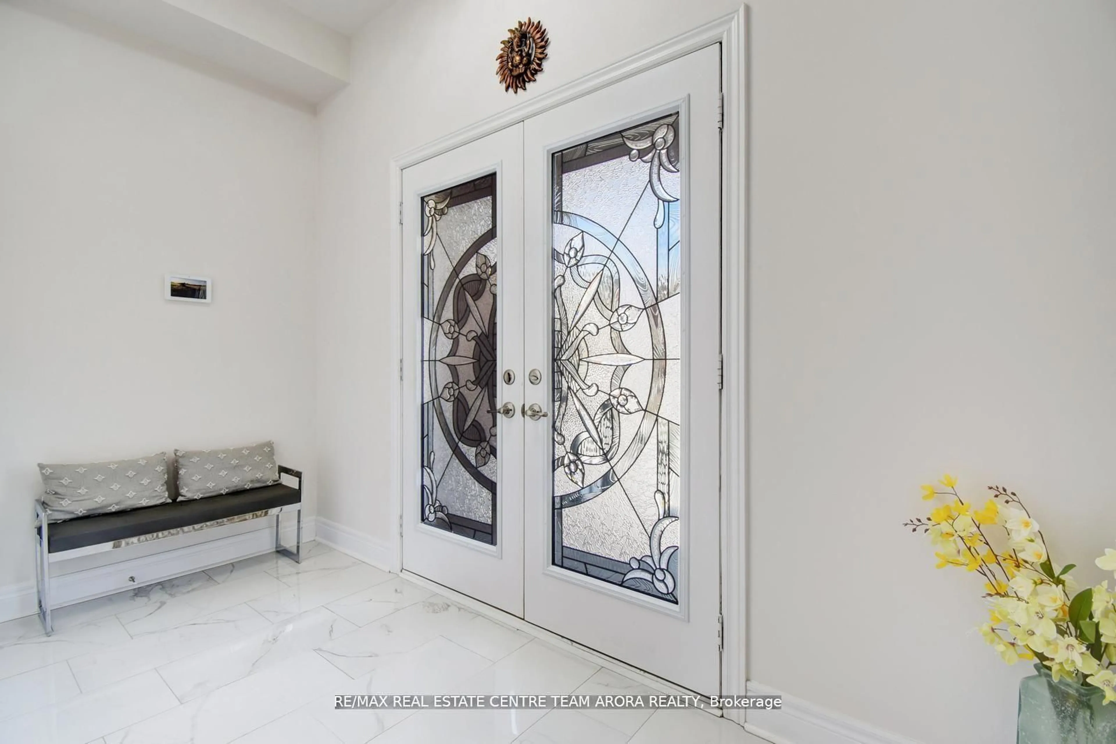 Indoor entryway for 38 Rosewell Cres, Halton Hills Ontario L7G 0N3